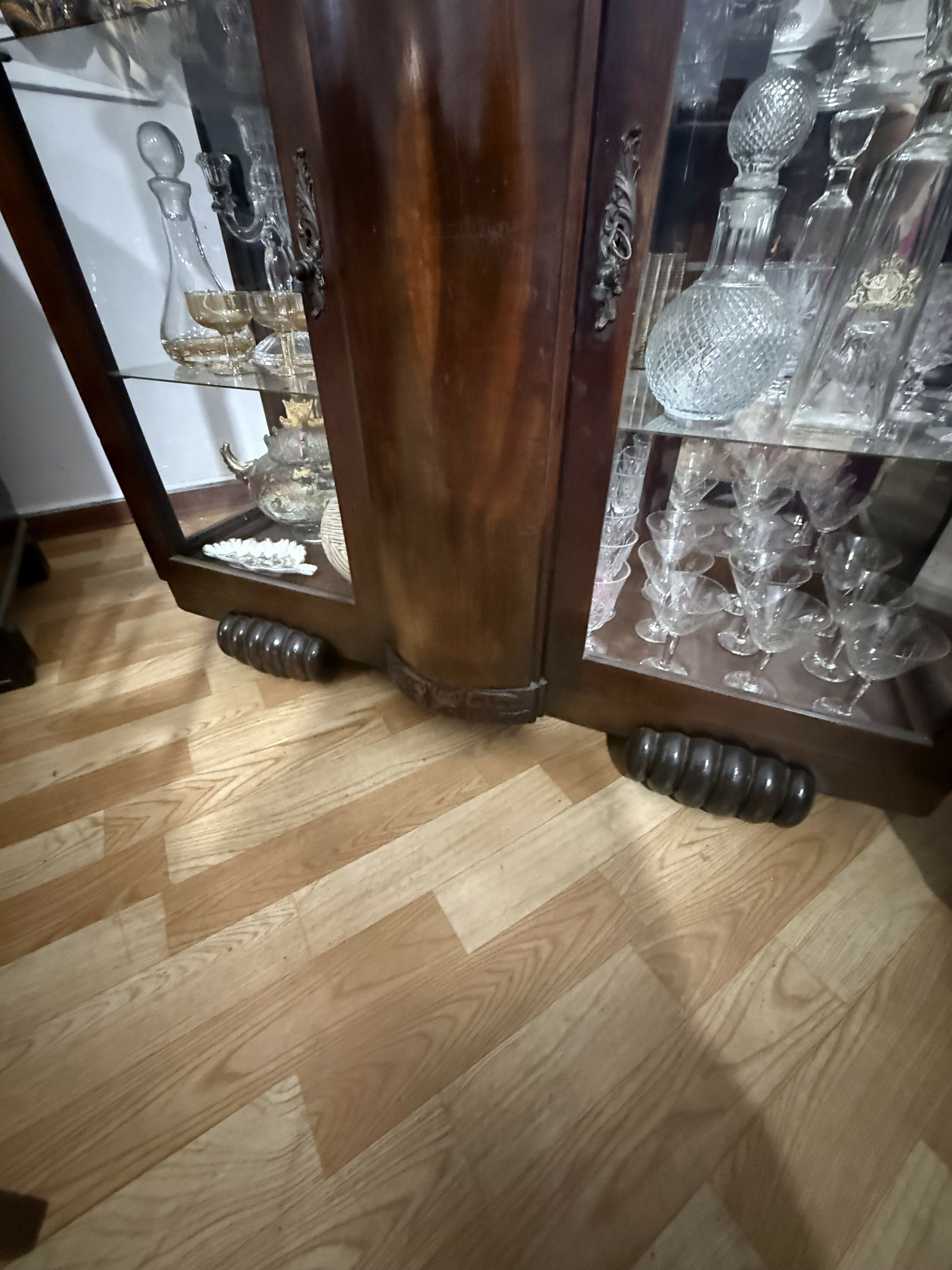 Cristaleira Clássica em Madeira Nobre com Patas de Leão