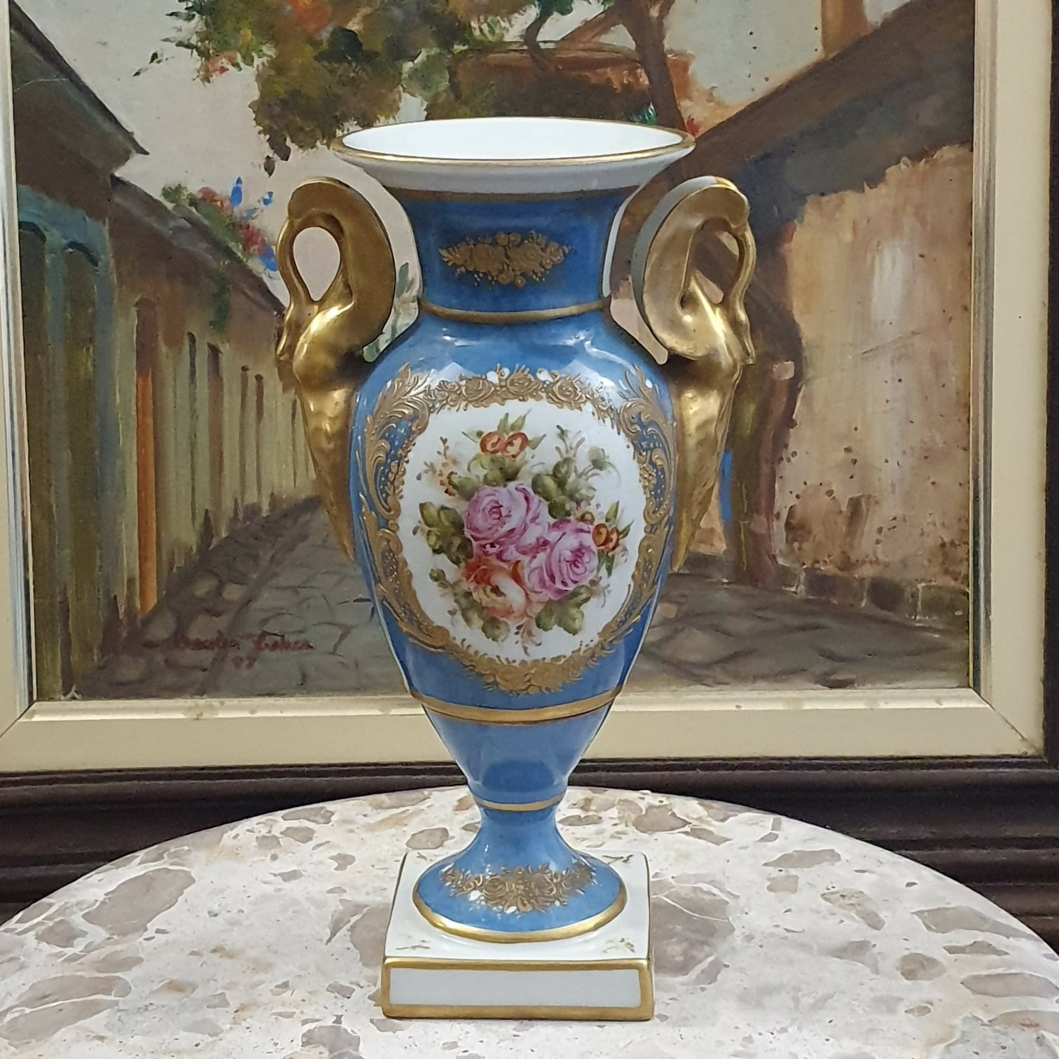 Maravilhosa ânfora em porcelana francesa Limoges antiga, final do século XIX, Belle Epóque, com pintura floral e dourações inteiras feitas à mão. Impecável!