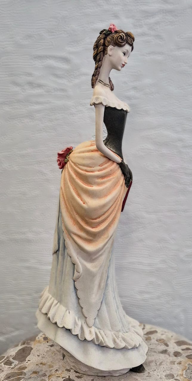 Escultura em resina italiana Montifiori - Italy Design, representando bela dama em policromia.  Intacta e linda.