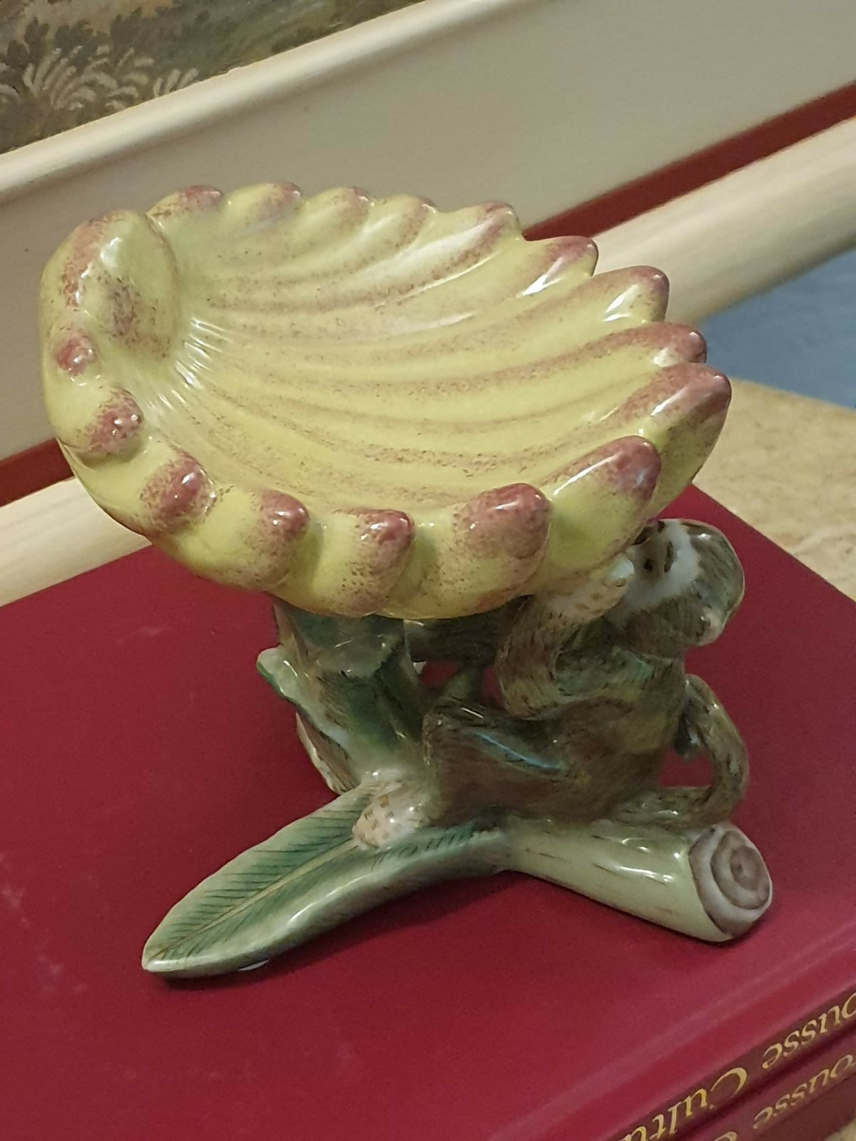 Escultura em cerâmica chinesa vintage, em formato de macaco segurando uma folha / concha. Perfeito estado!