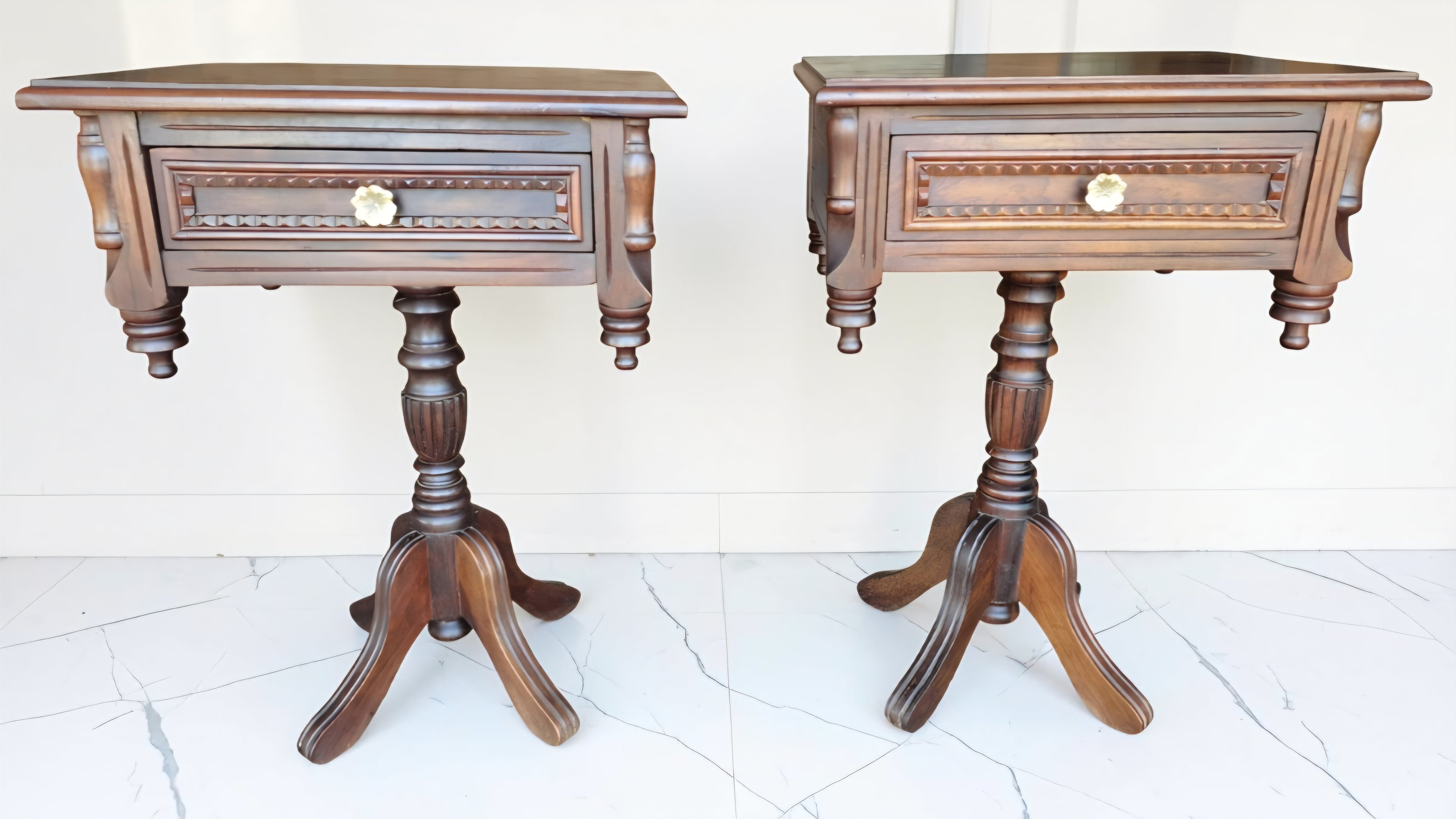 Par de Mesinhas de Cabeceira Colonial em madeira torneada 