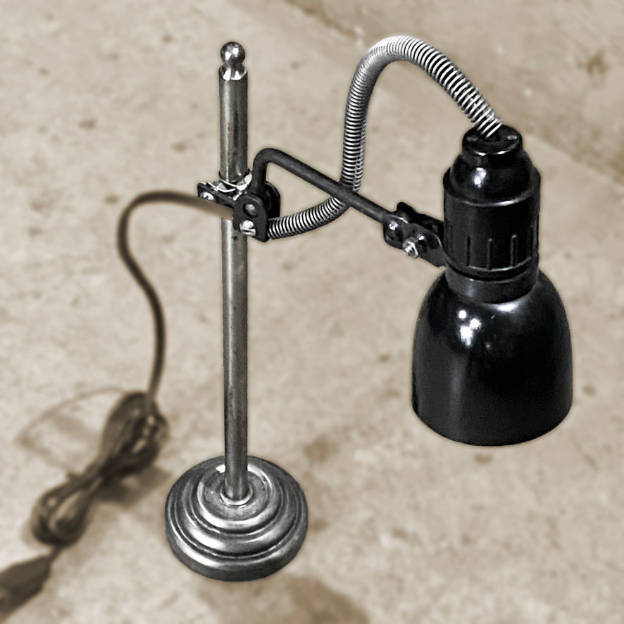 Luminária customizada com base em metal e cúpula preta 