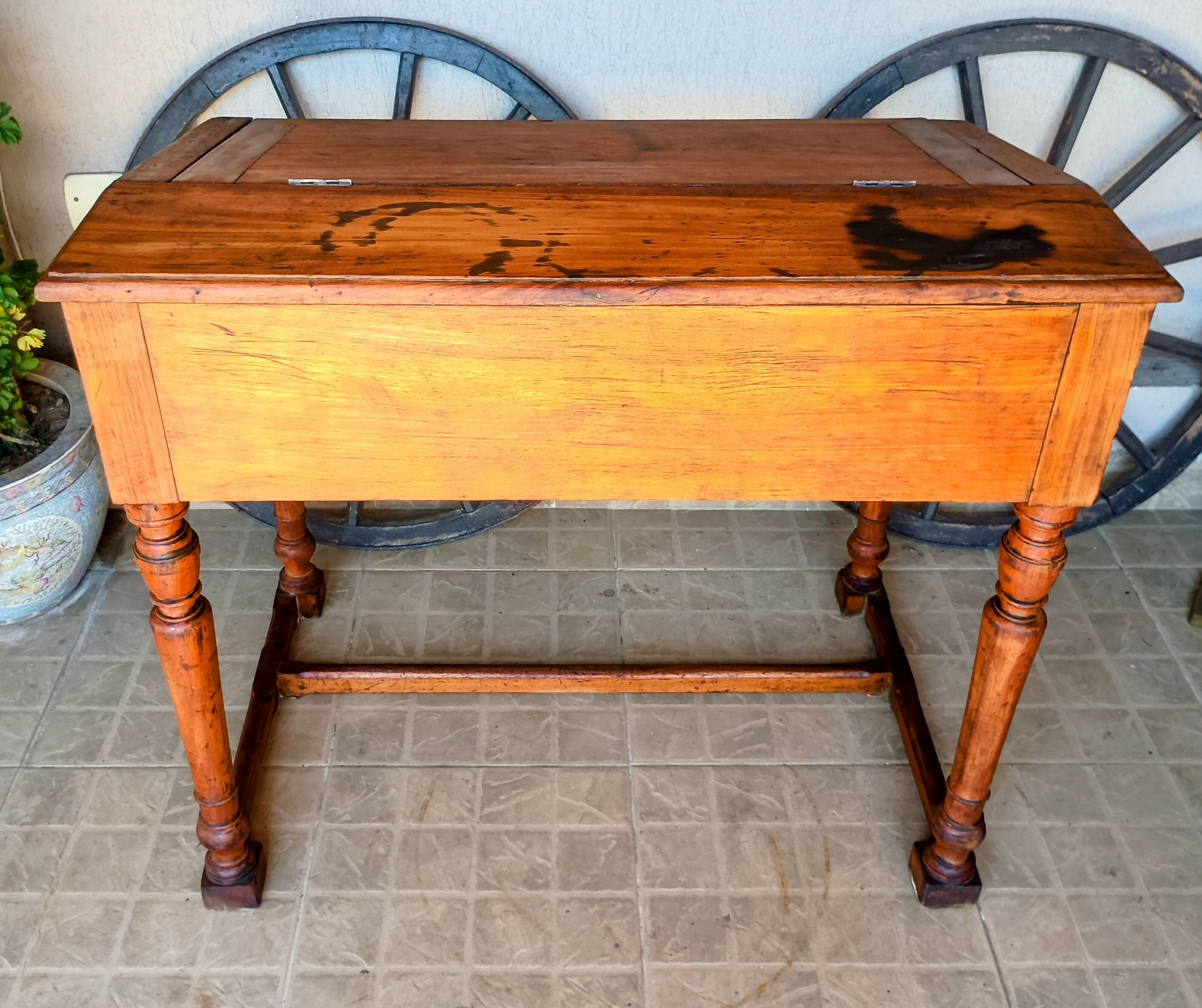 Escrivaninha com tampo basculante Brasil séc. XIX / XX