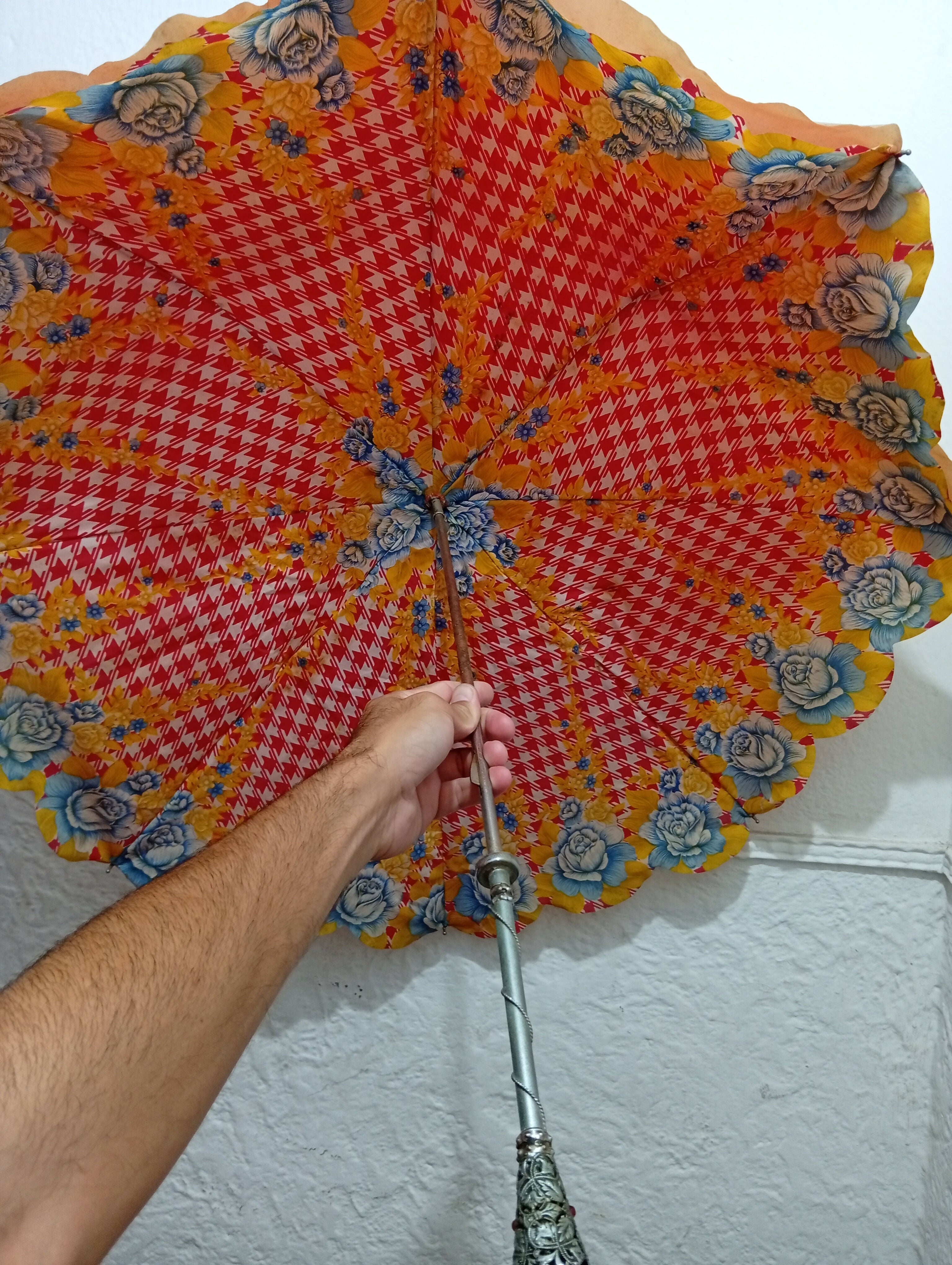 Sombrinha antiga com cabo ornamentado