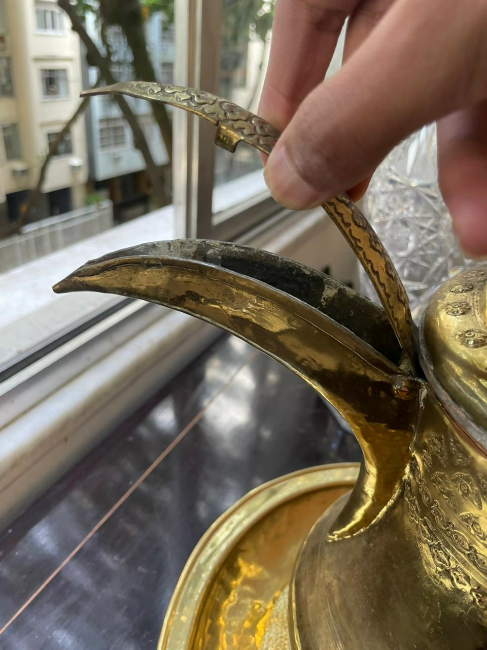 Grande bule oriental em metal dourado