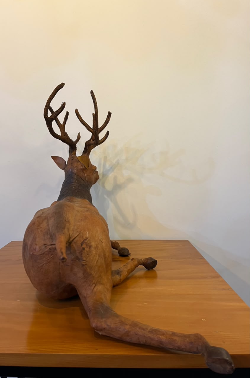 Escultura decorativa de cervo em couro — 46 cm