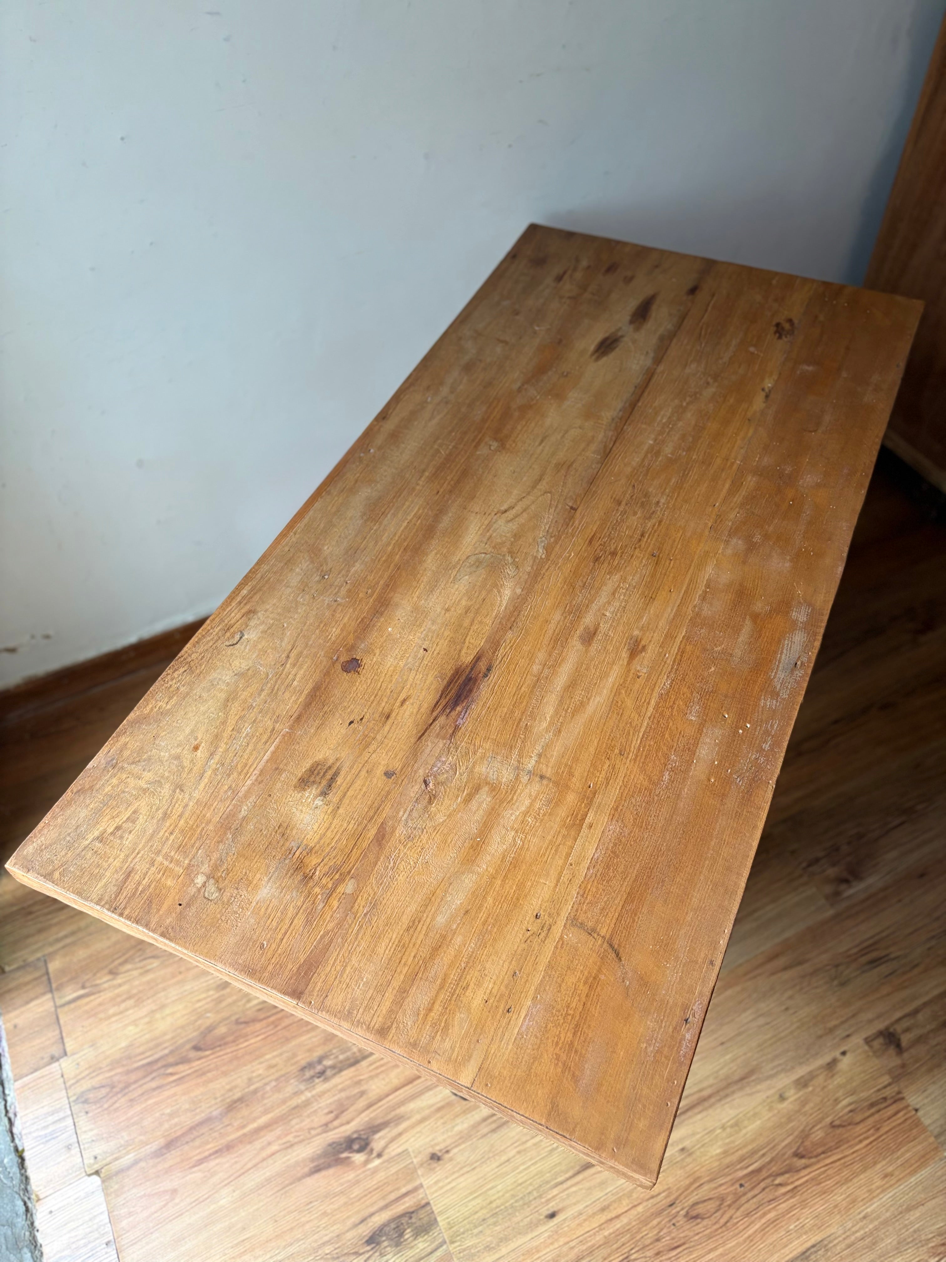 Mesa de jantar com tampo de madeira de demolição e pés em ferro fundido trabalhado 