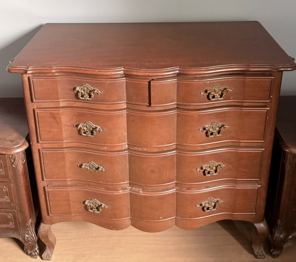 Cômoda clássica com detalhe arredondado