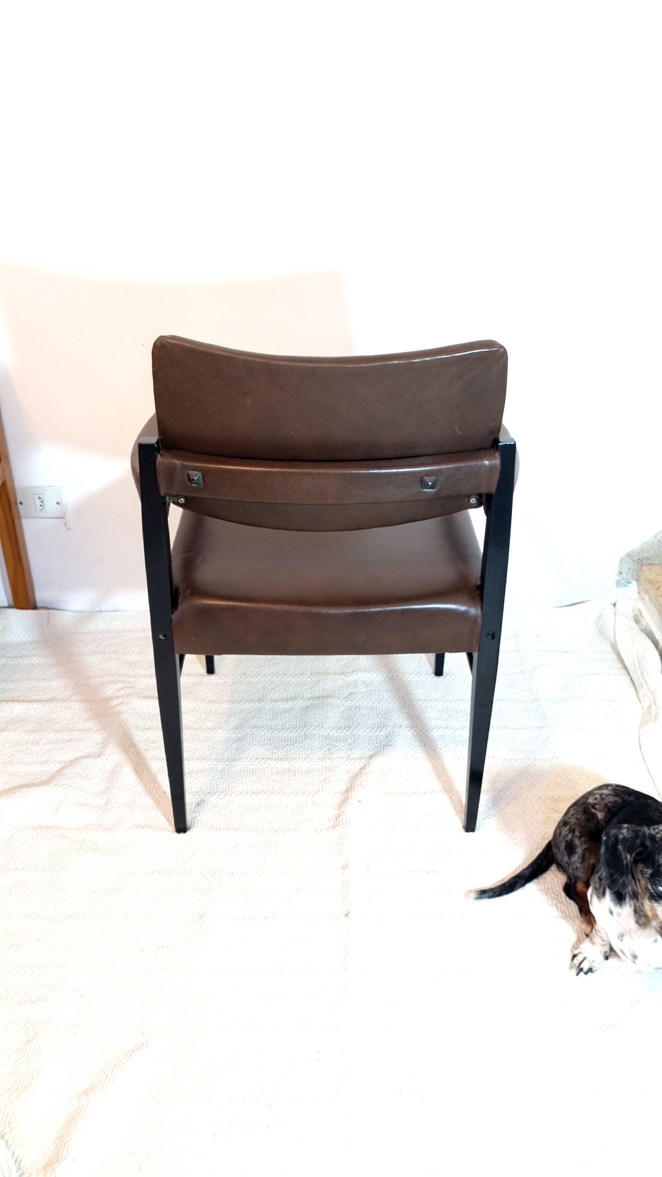 Poltrona Cimo restaurada com estofado couro café 