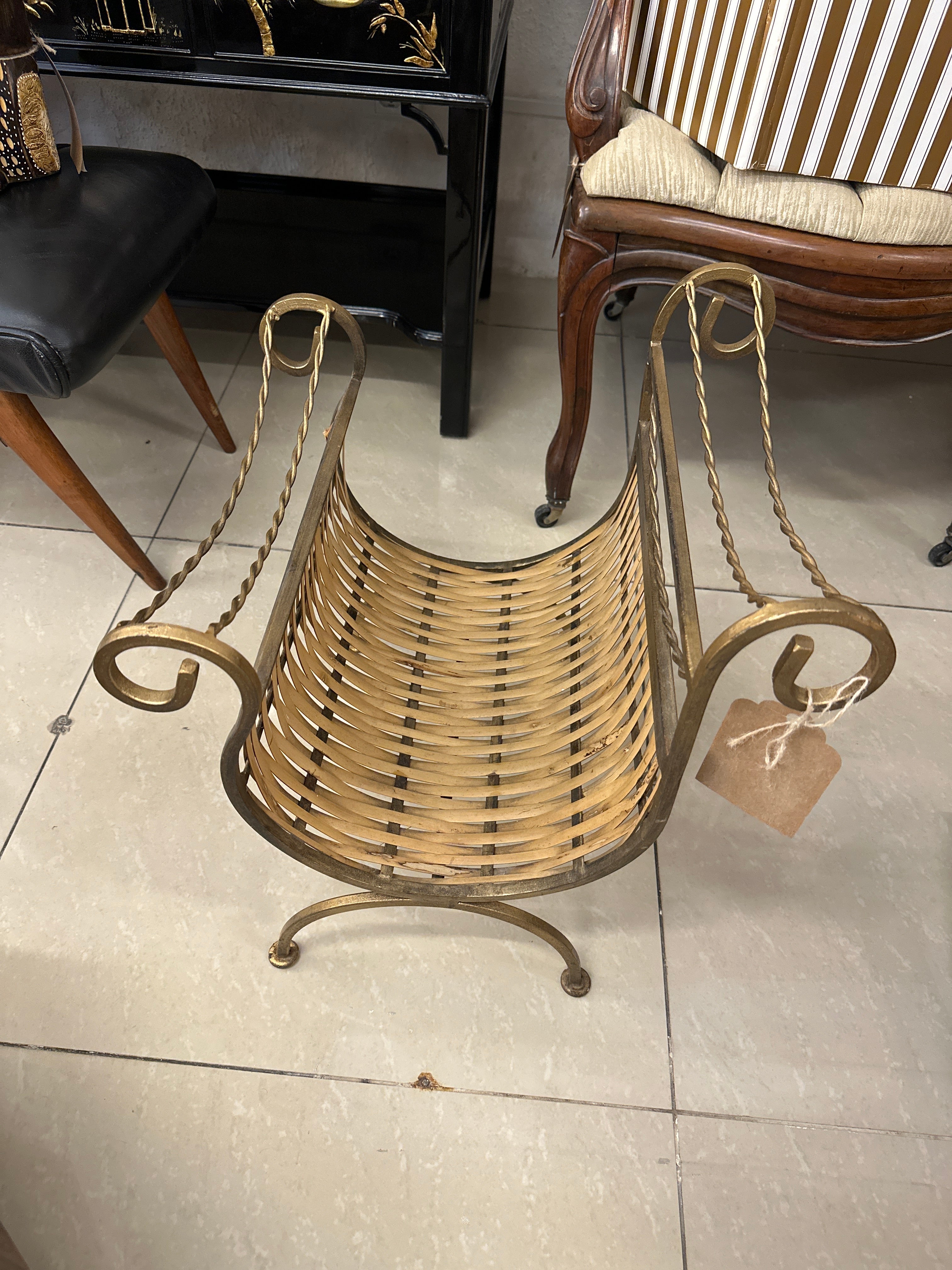 Revisteiro Antigo em fibra natural, bronze e Latão 