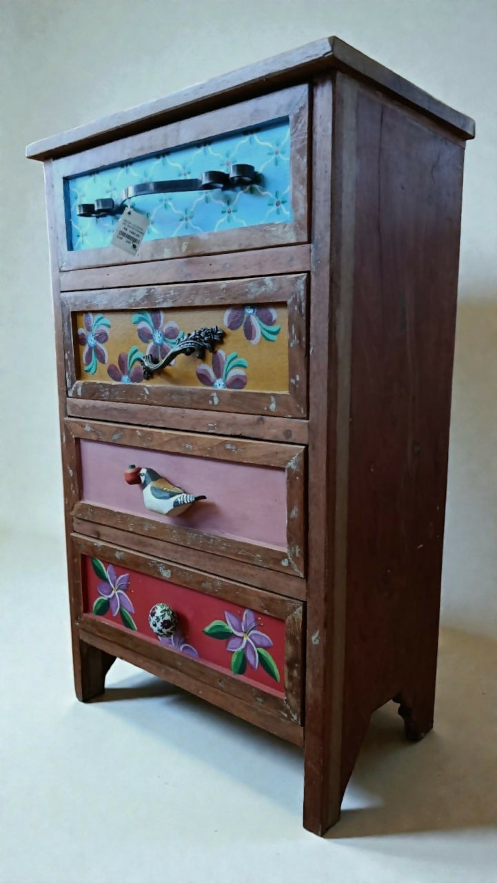 Mesa Lateral Alta em Madeira Nobre – 4 Gavetas Pintadas à Mão