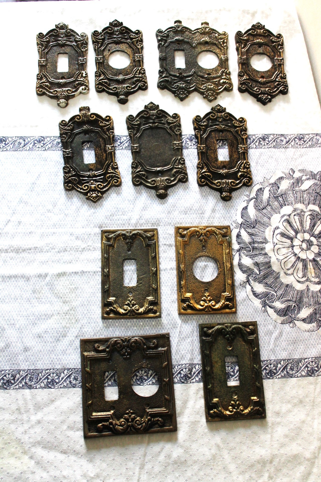 LOTE - Espelhos de tomada e interruptor vintage – decorativos e ornamentados