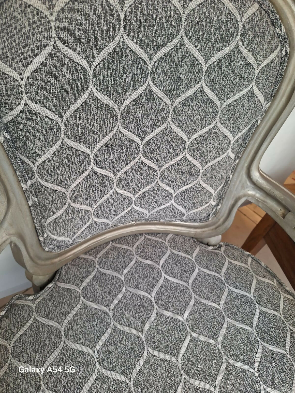 Poltrona com estofado estampado