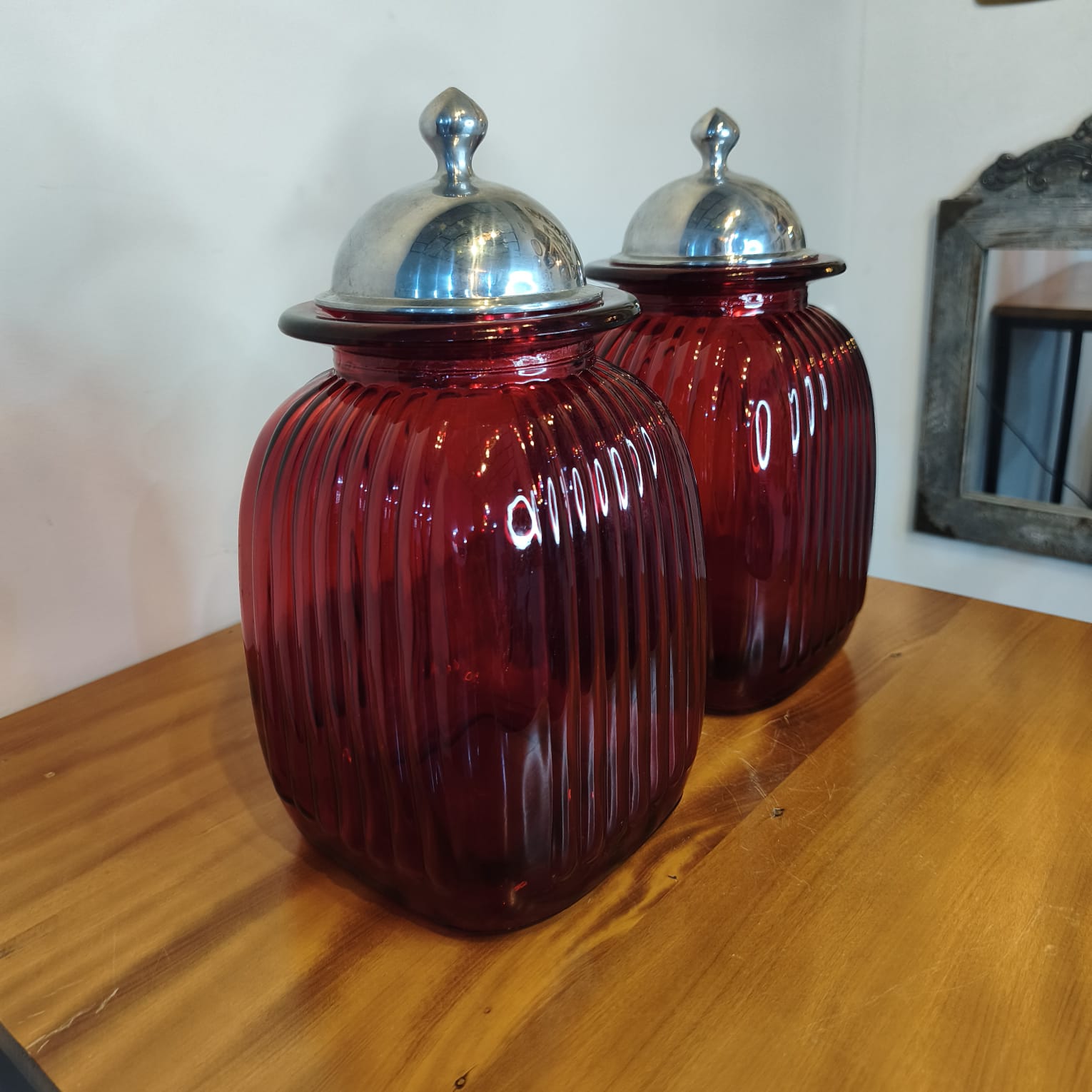 Par de Potes Artland em Vidro Vermelho com Tampas Metálicas