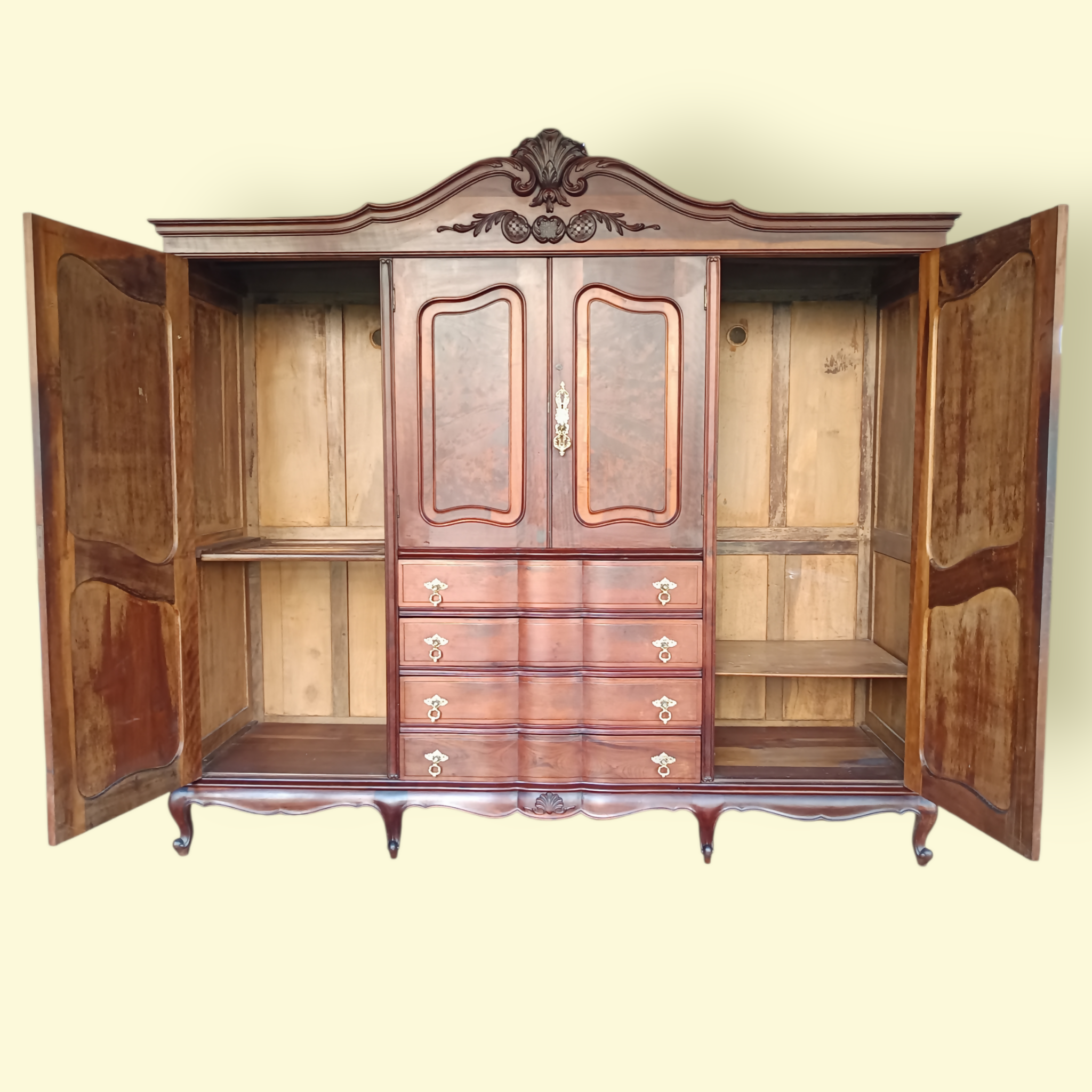 Maravilhoso Guarda Roupas Clássico