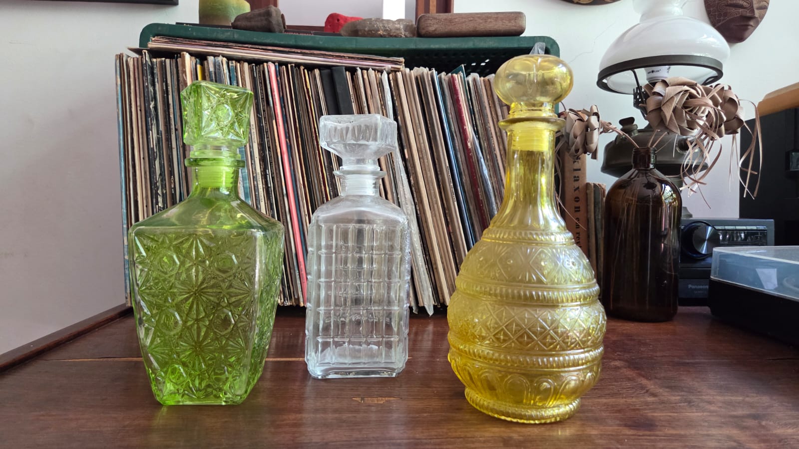 Trio de Garrafas coloridas de vidro texturizado com tampa (verde, amarelo, transparente) 