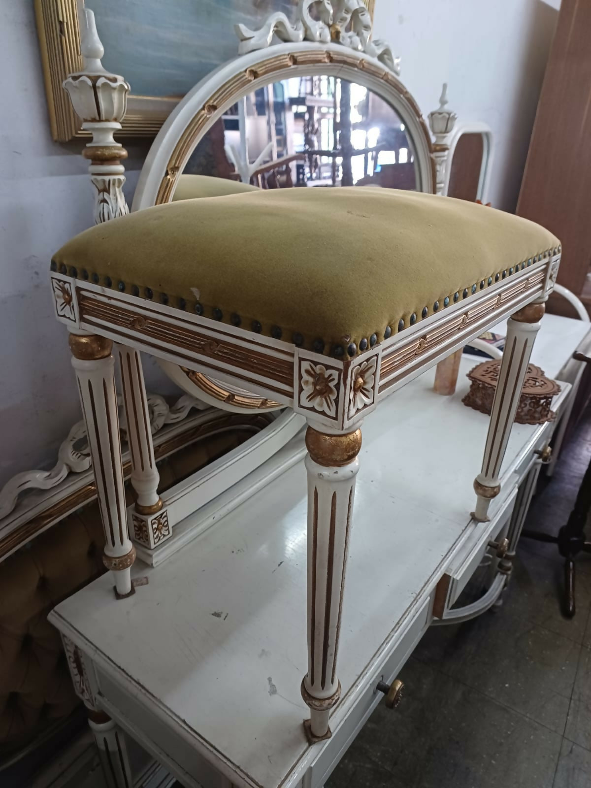 PENTEADEIRA ANTIGA COM BANQUETA EM BRANCO