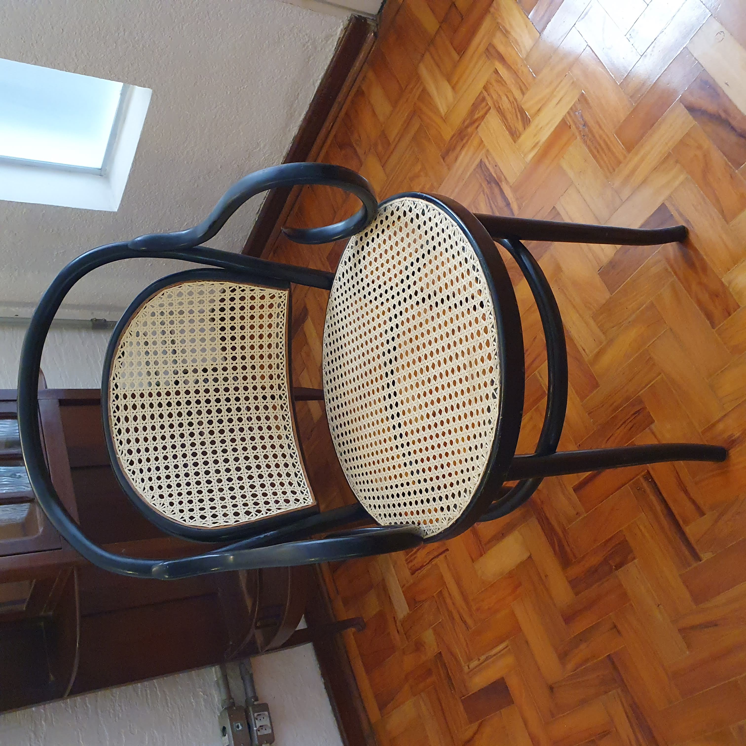 CADEIRA THONET PRETA COM BRAÇOS (THONART)