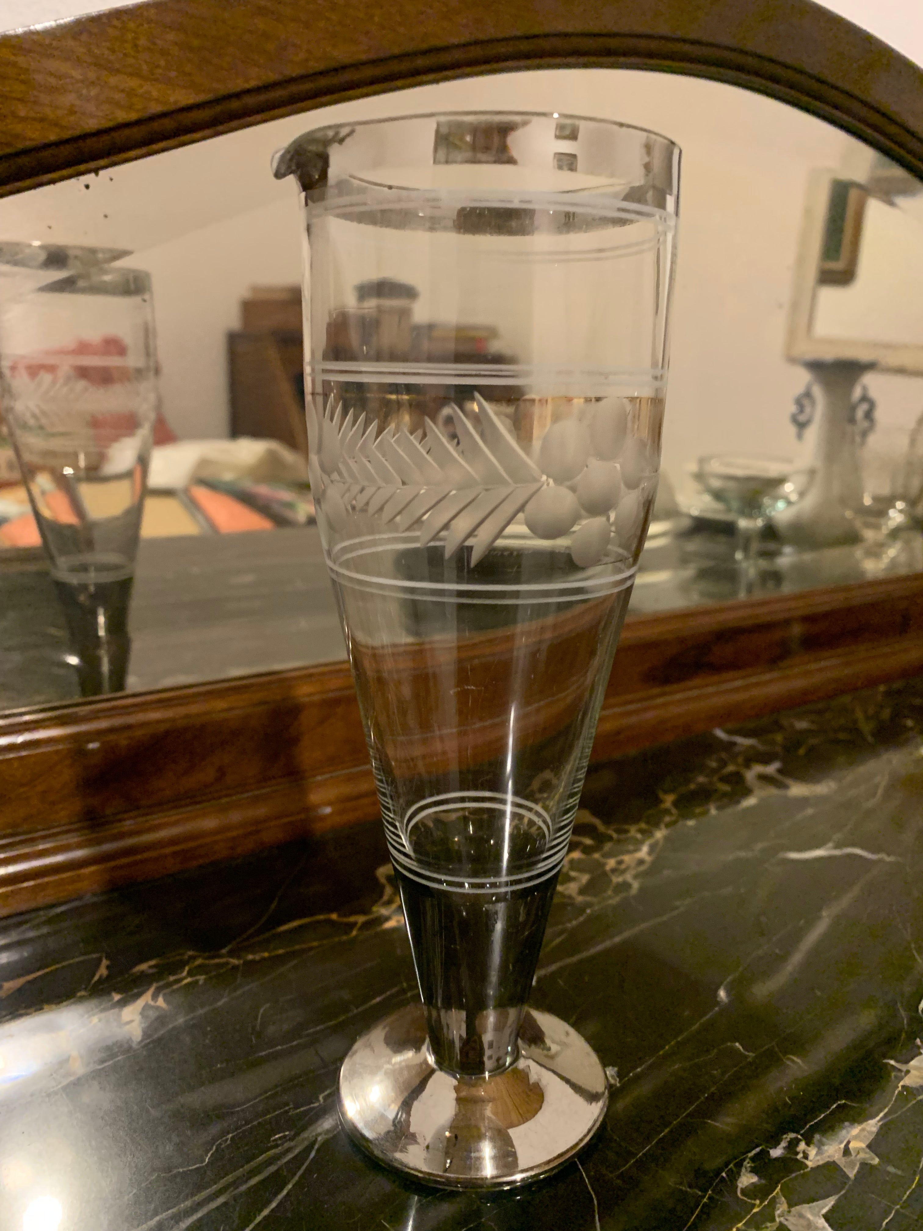 Antiga e maravilhosa taça para dosar e preparar drinks em demi cristal