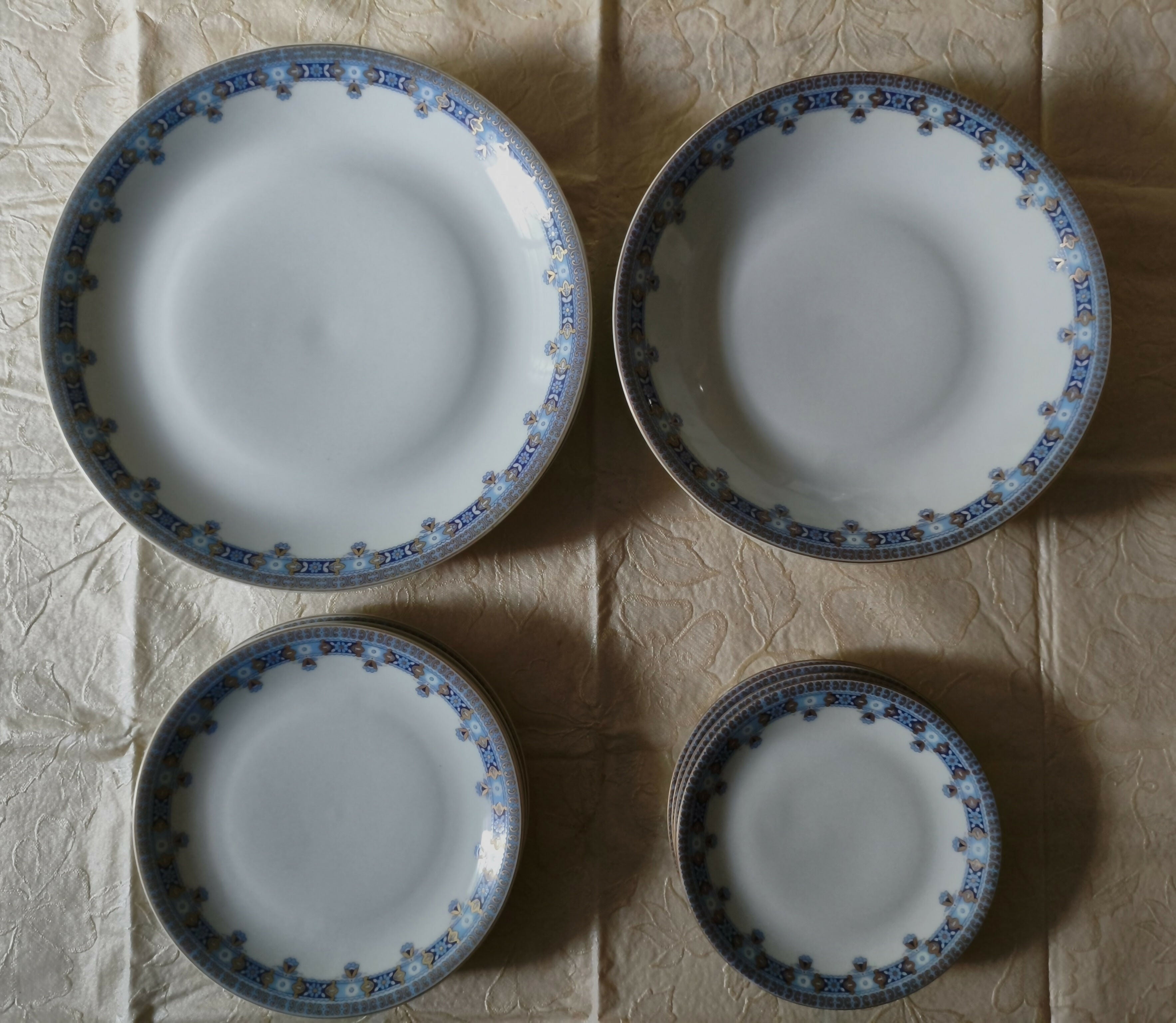 Jogo de jantar em porcelana Renner Medaillon – 16 peças