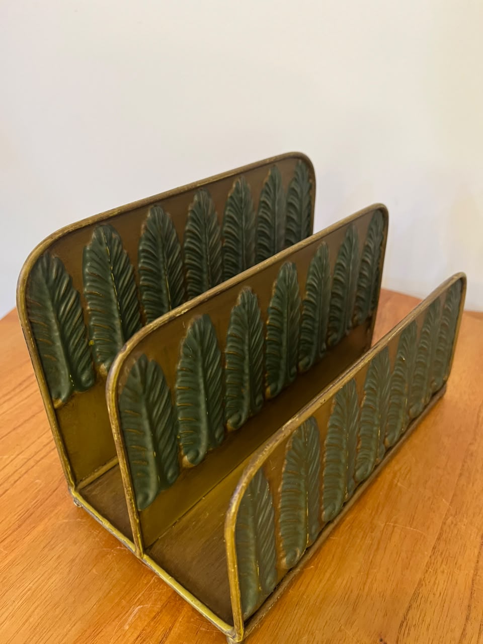 Conjunto com 2 porta-cartas em metal – decoração de folhas em relevo