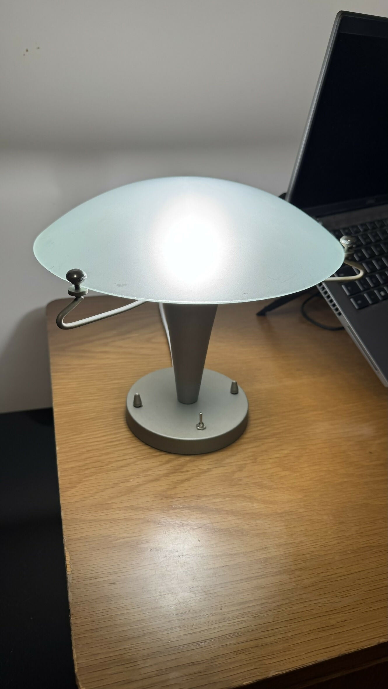 Luminária de Mesa Design Pós-Moderno (Anos 80/90) | Base em Cone e Cúpula em Vidro Fosco