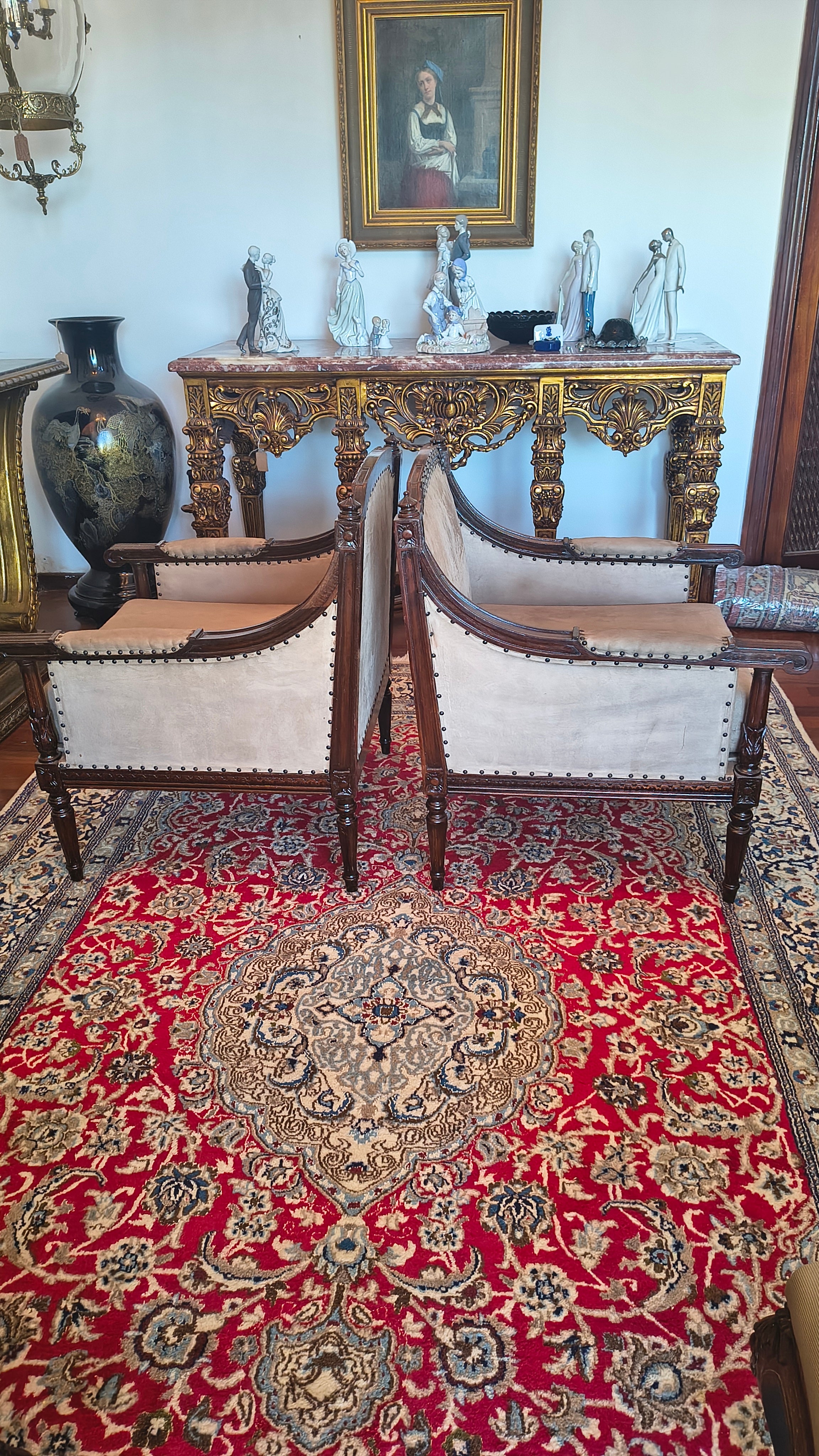Par de Poltronas Estilo Luís XVI em madeira e tecido suede claro