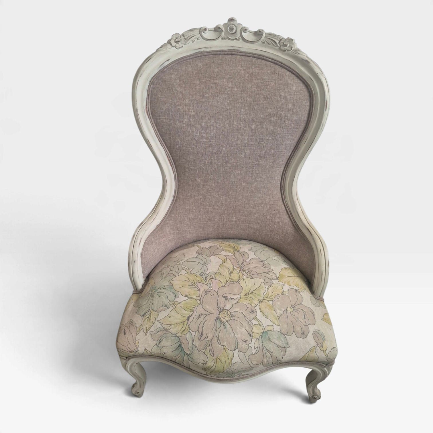 Par de poltronas estilo Vitoriano em madeira nobre patinada e estofado floral