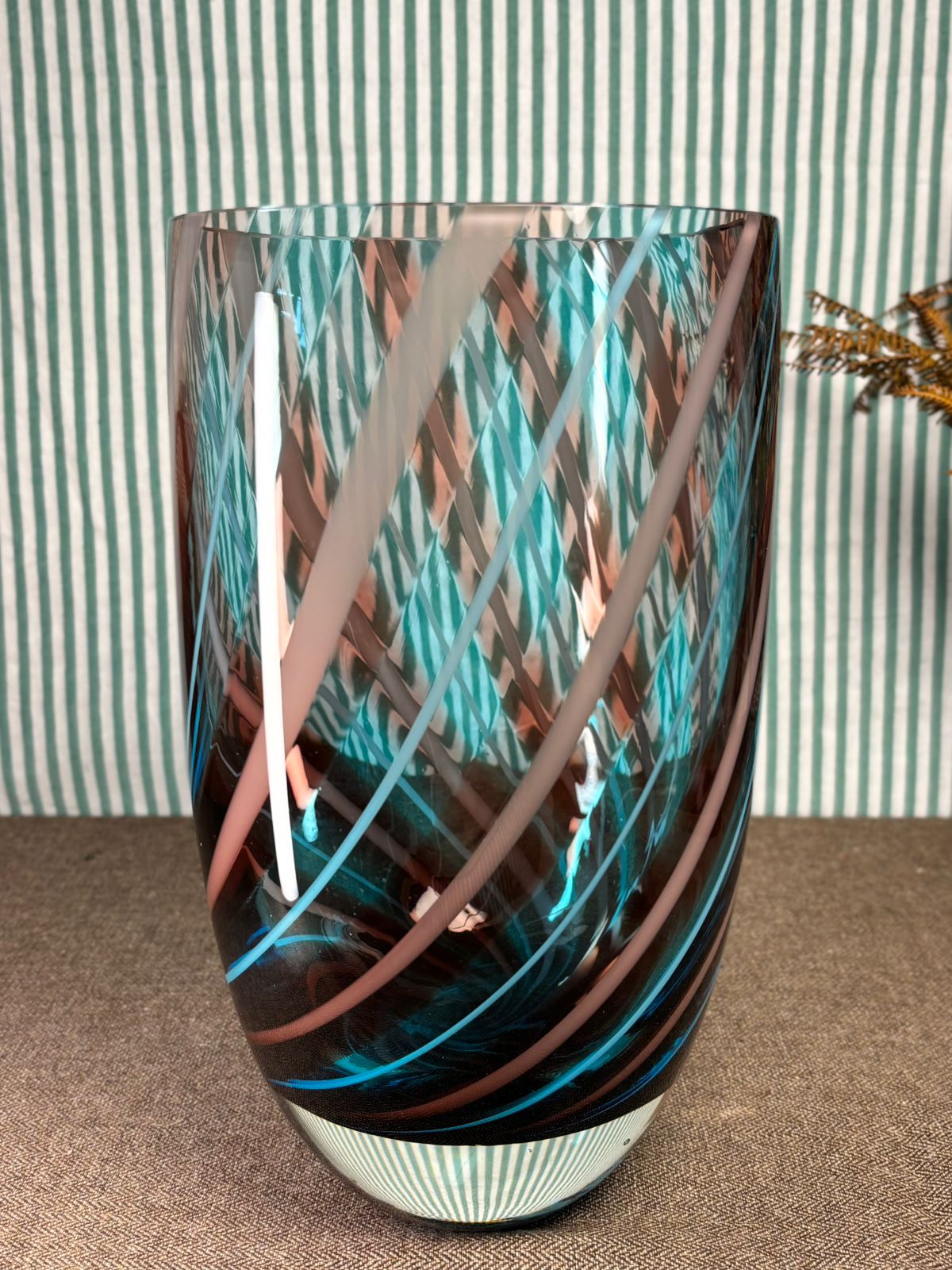 Vaso Murano em vidro artístico azul com linhas coloridas