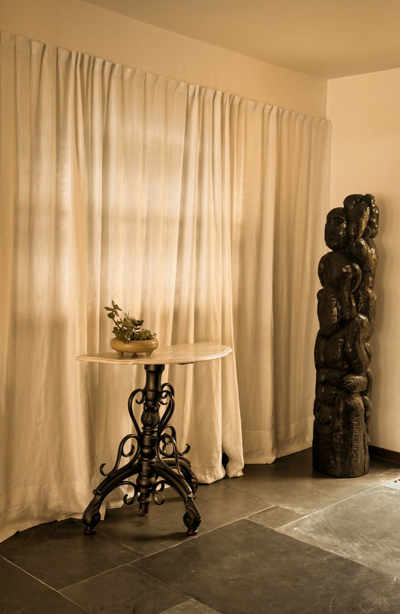 Aparador Thonet com tampo de mármore