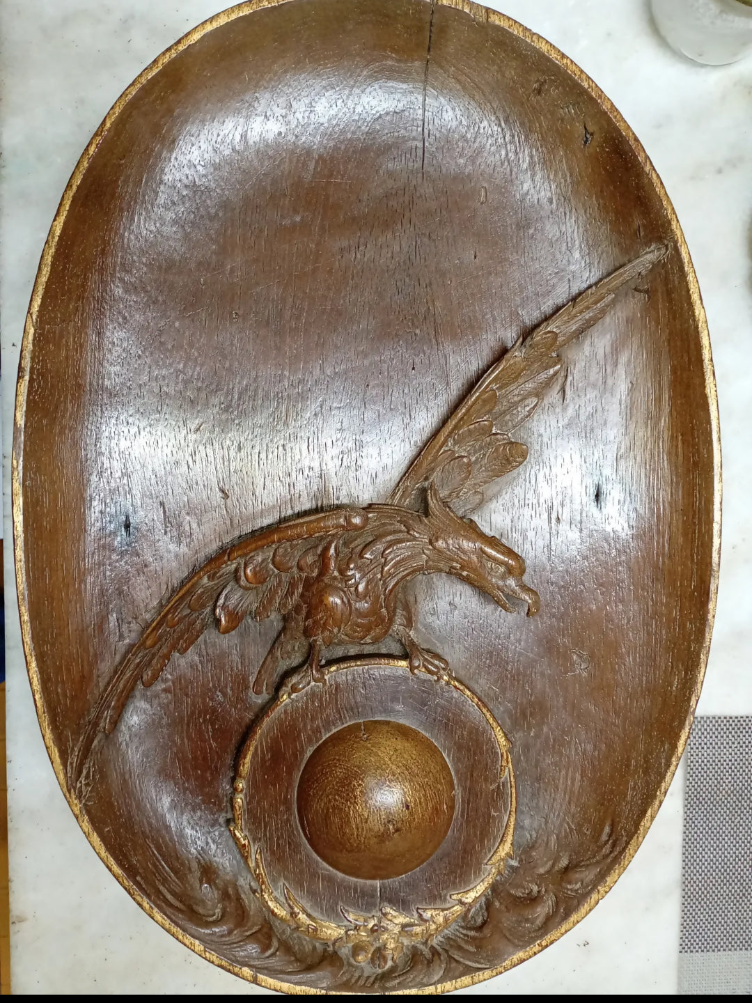 Antiga figura de Águia entalhada em madeira nobre retratando Águia sob o Sol