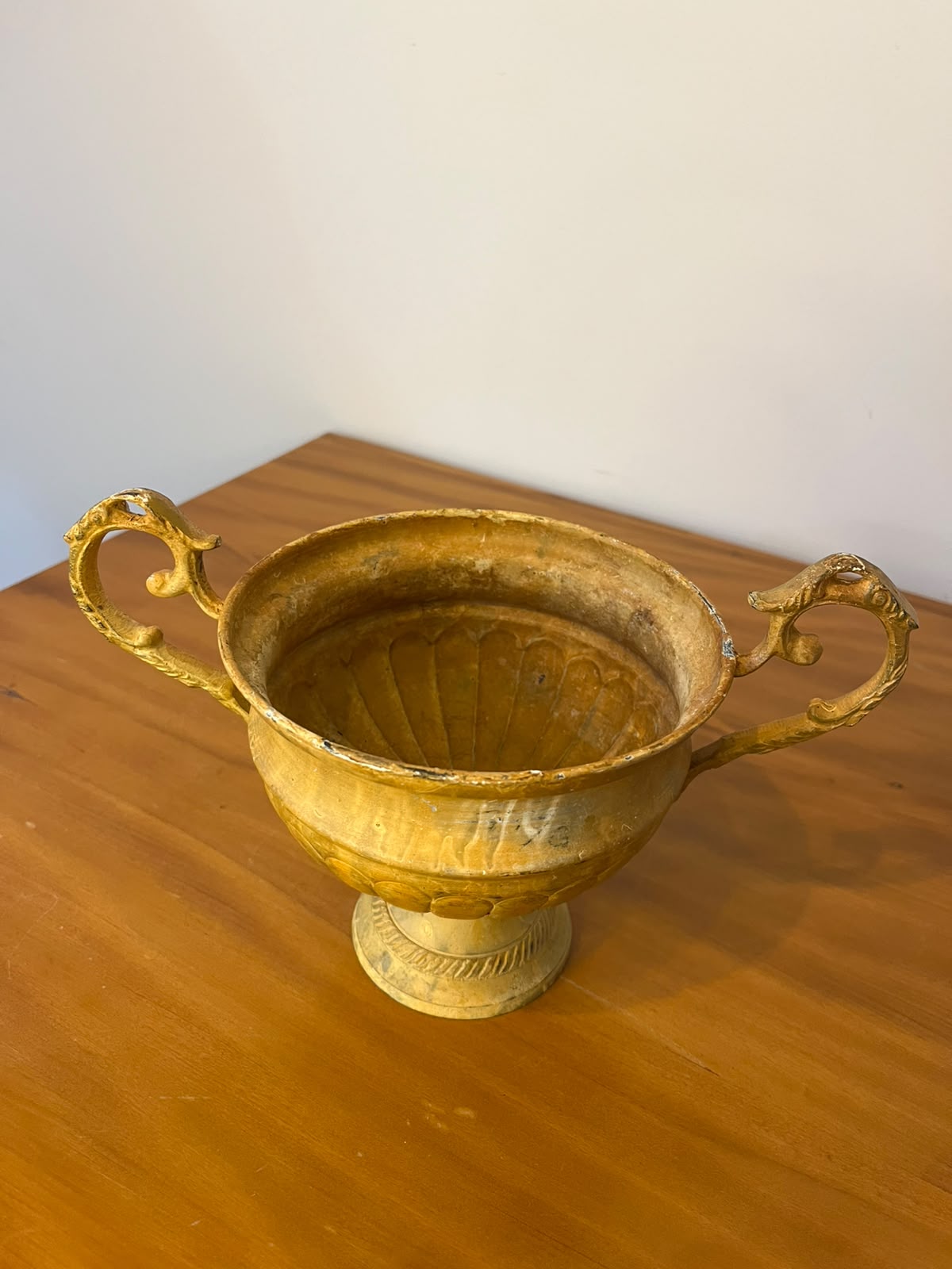 Taça decorativa com pedestal e alças ornamentadas em metal dourado — 14 cm