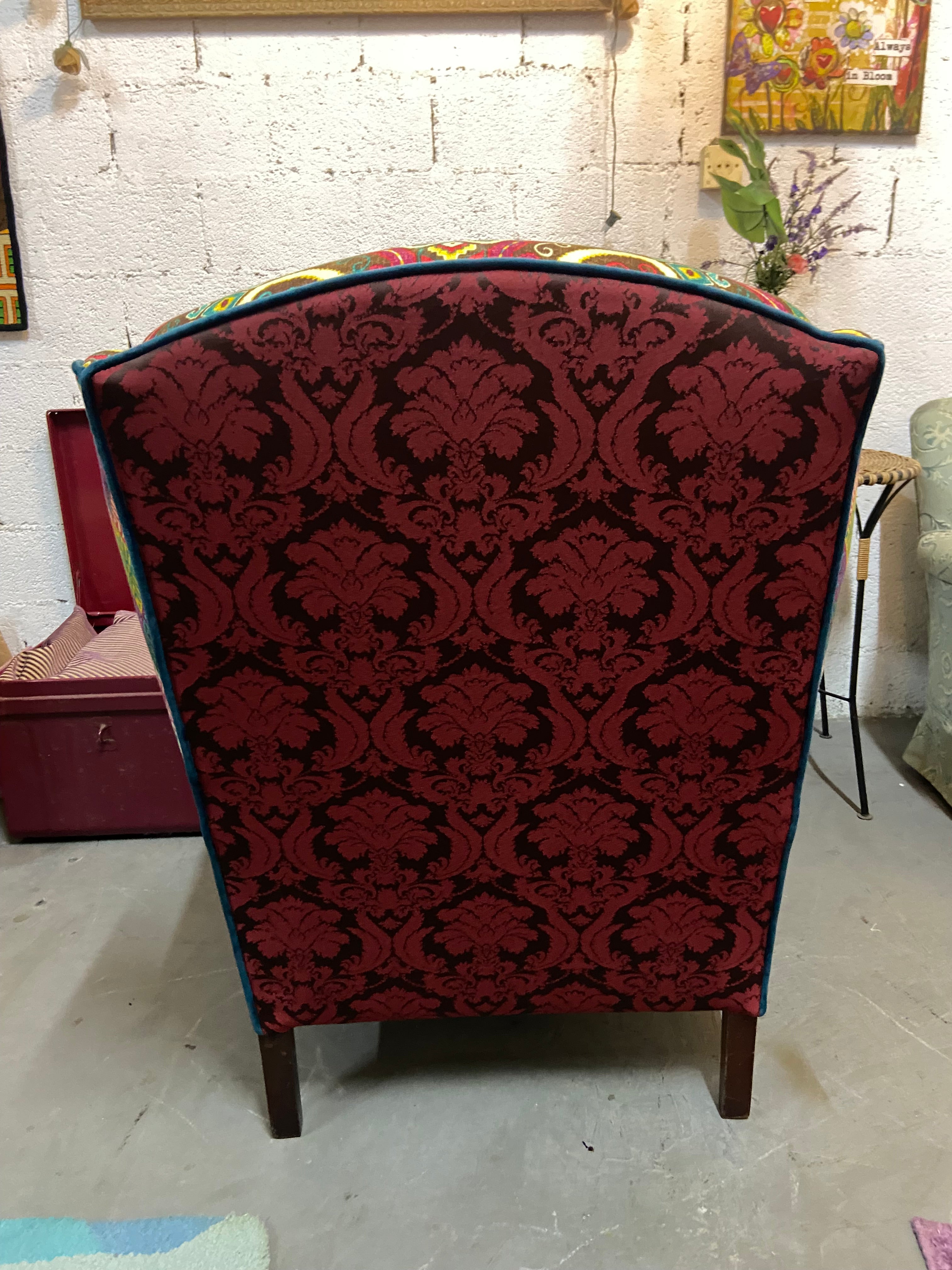 Poltrona Bergere Firenze com tecidos estampados coloridos e assento rosa