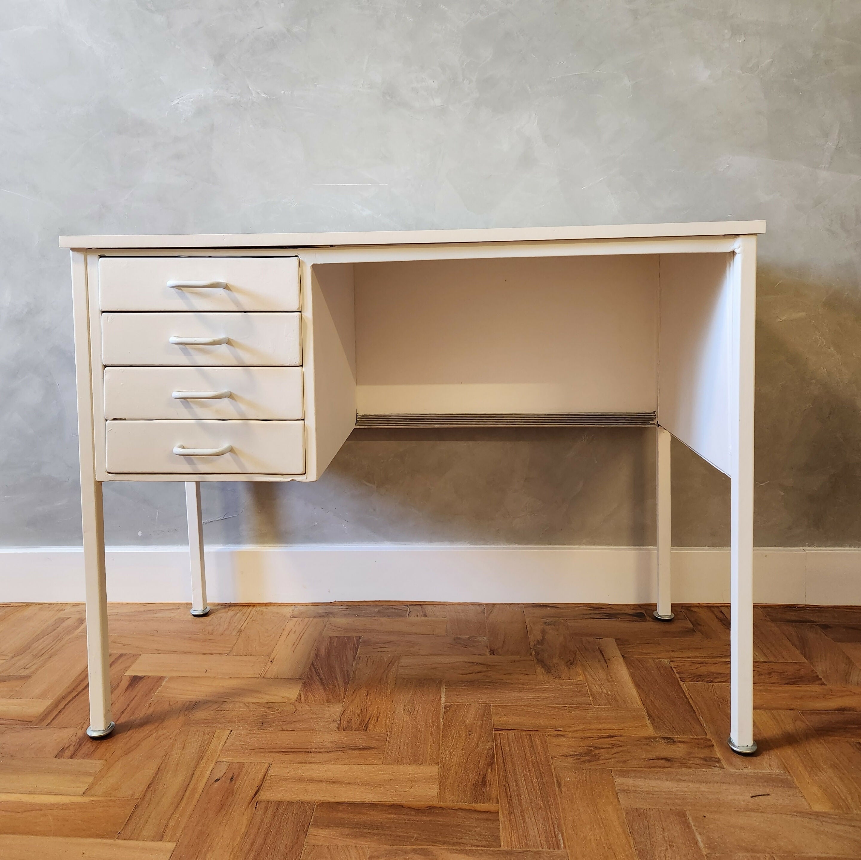 Escrivaninha Antiga em ferro com pintura branca