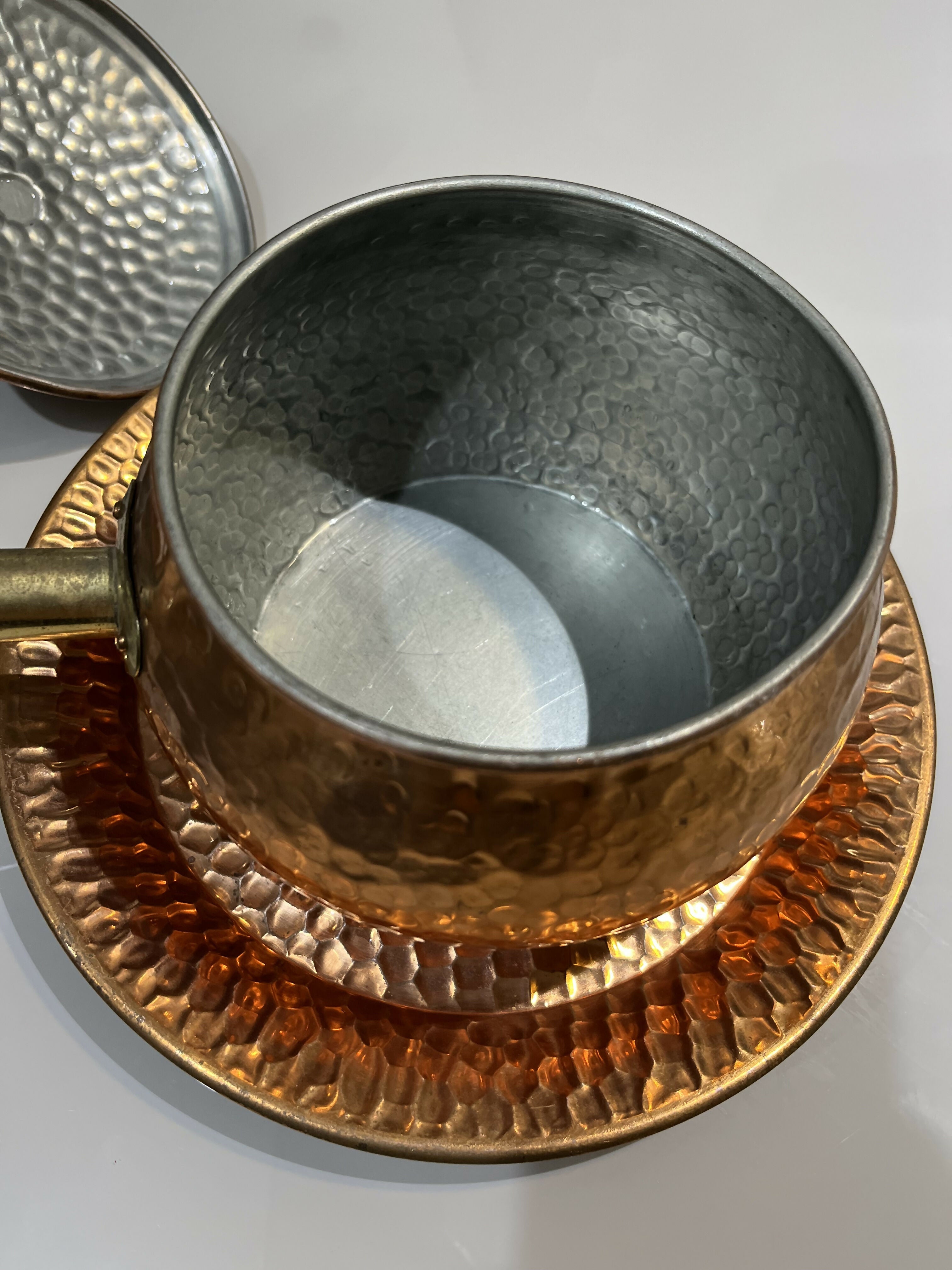 Panela cobre martelado com prato *Reliquia*