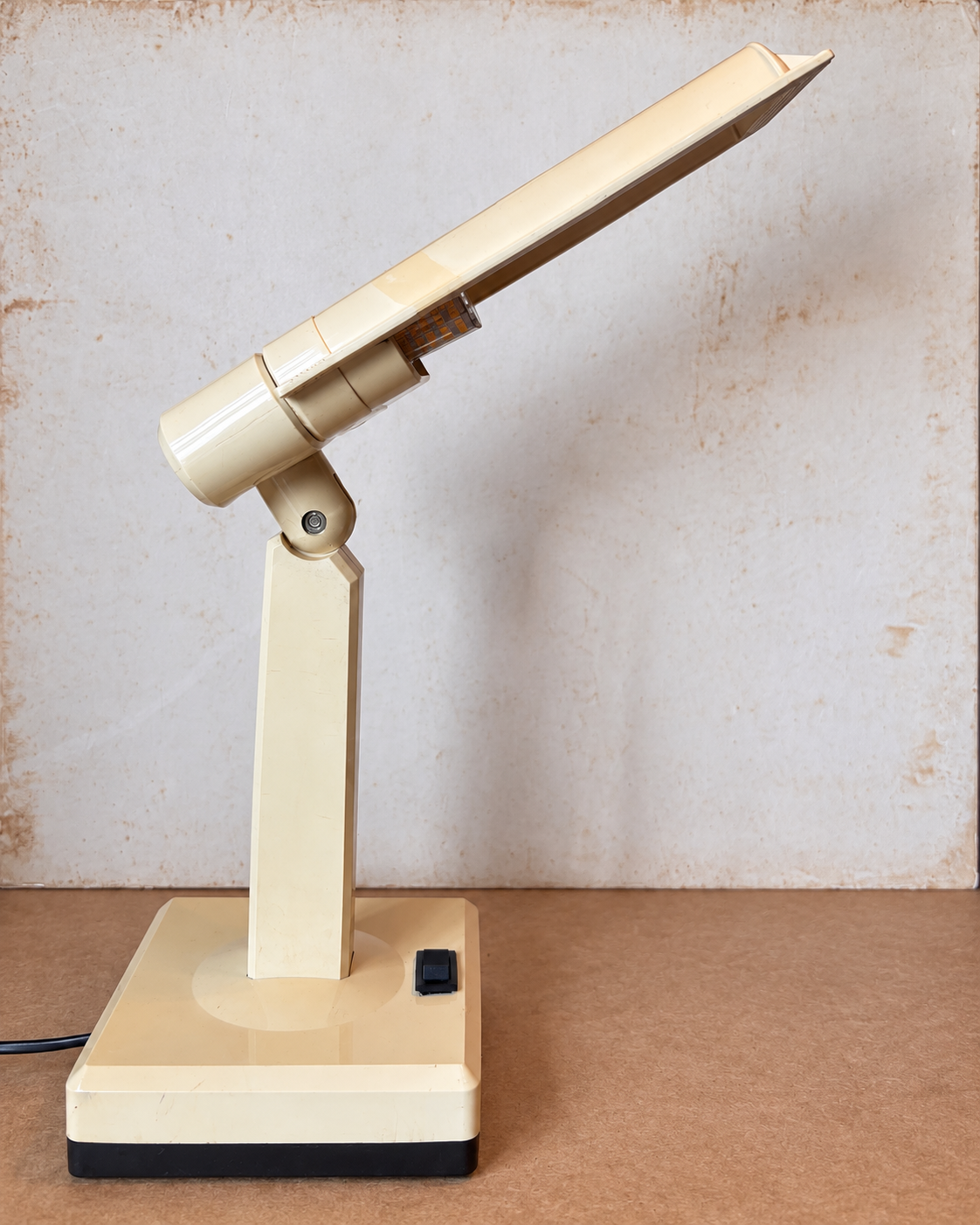 Luminária de mesa vintage articulável em plástico bege, 110 V (DMCPS_755)