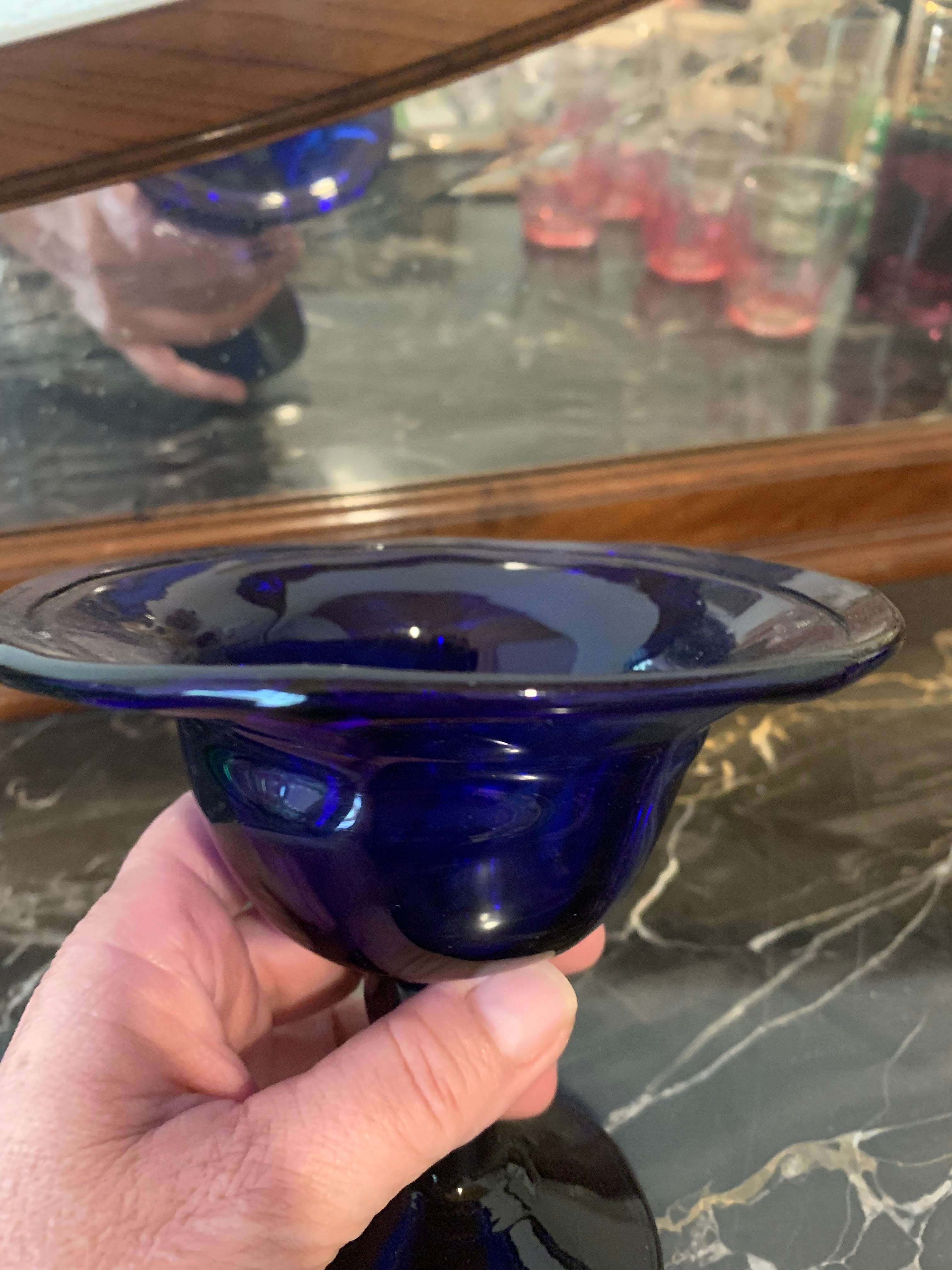 Antiquíssima e rara taça em vidro Biedermeier, com cor azul de cobalto