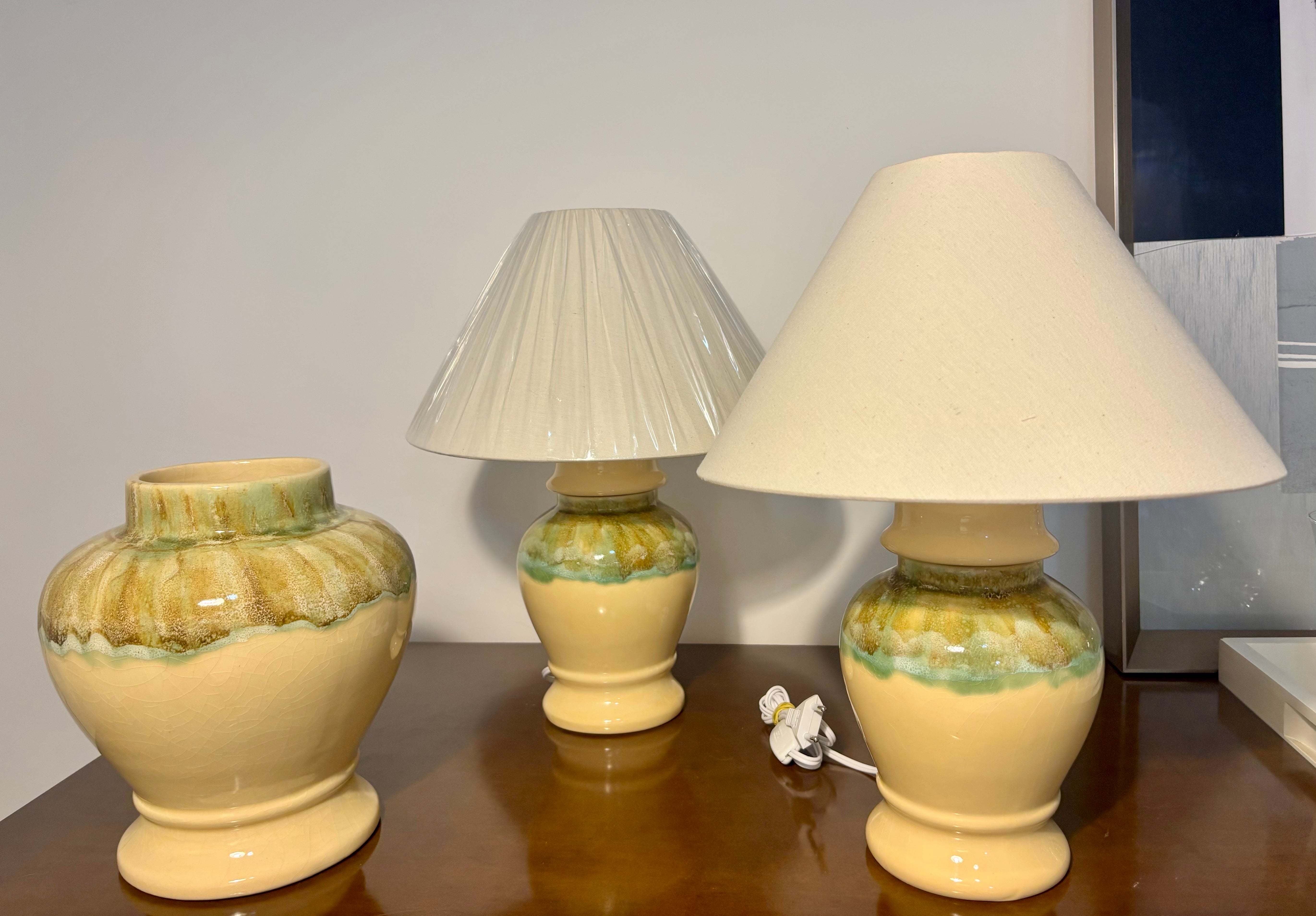 Conjunto Vintage Anos 70 Cerâmica Artística – 2 Luminárias Abajures e 1 Vaso Esmalte Escorrido (Estilo Kostka / Mid-Century)