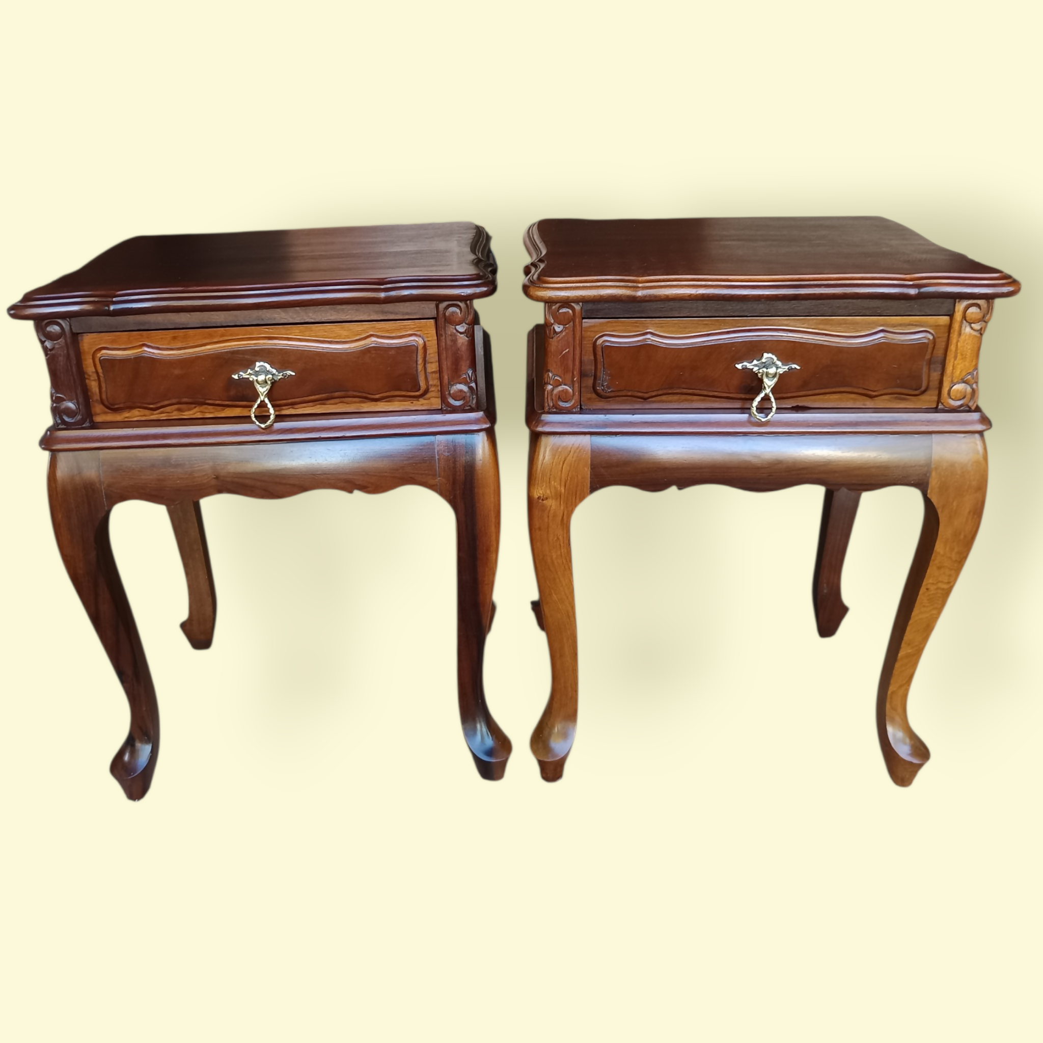 Par de Mesinhas de Cabeceira Clássico