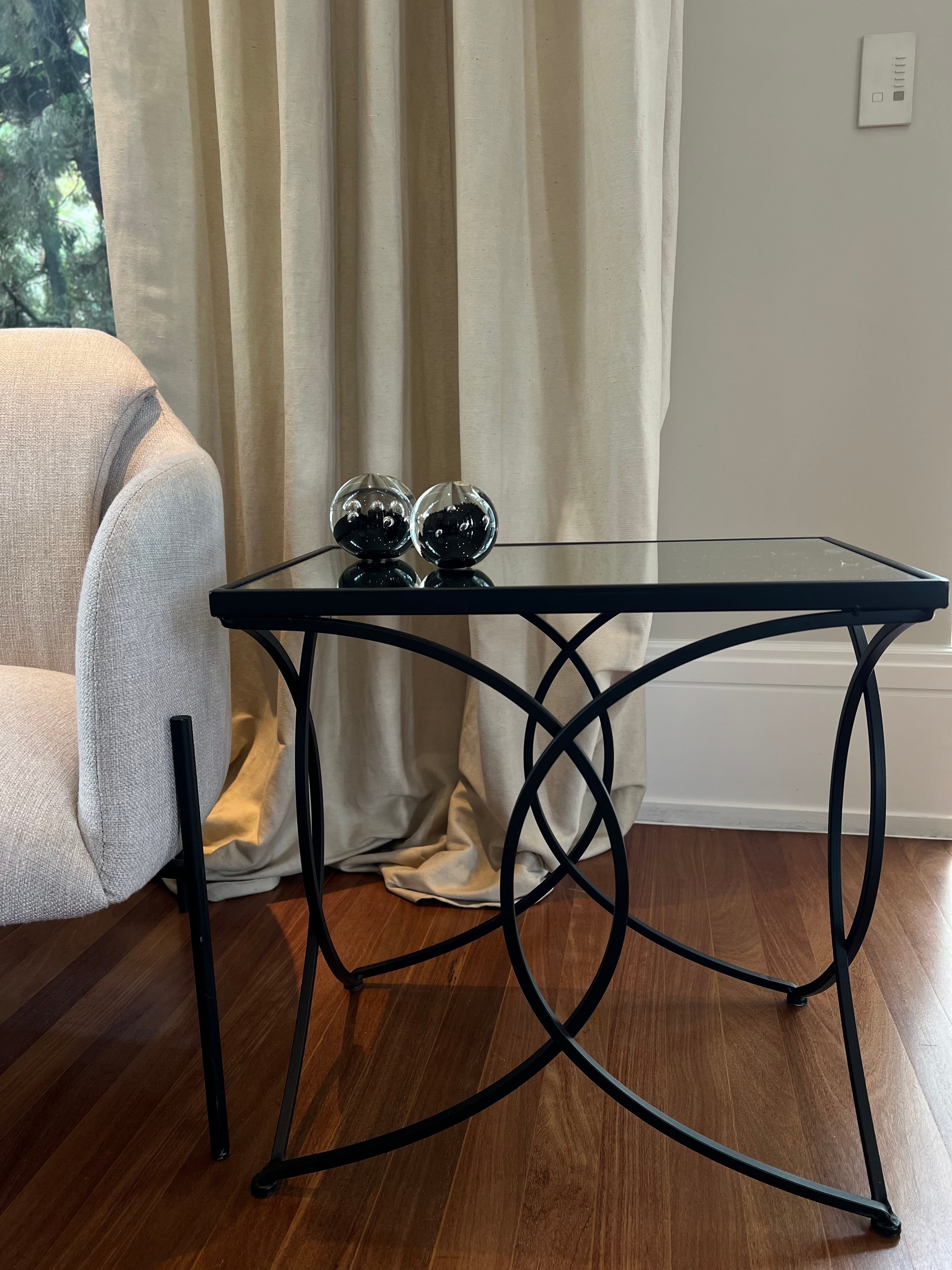 Mesa Lateral em Ferro preto fosco com tampo de espelho 