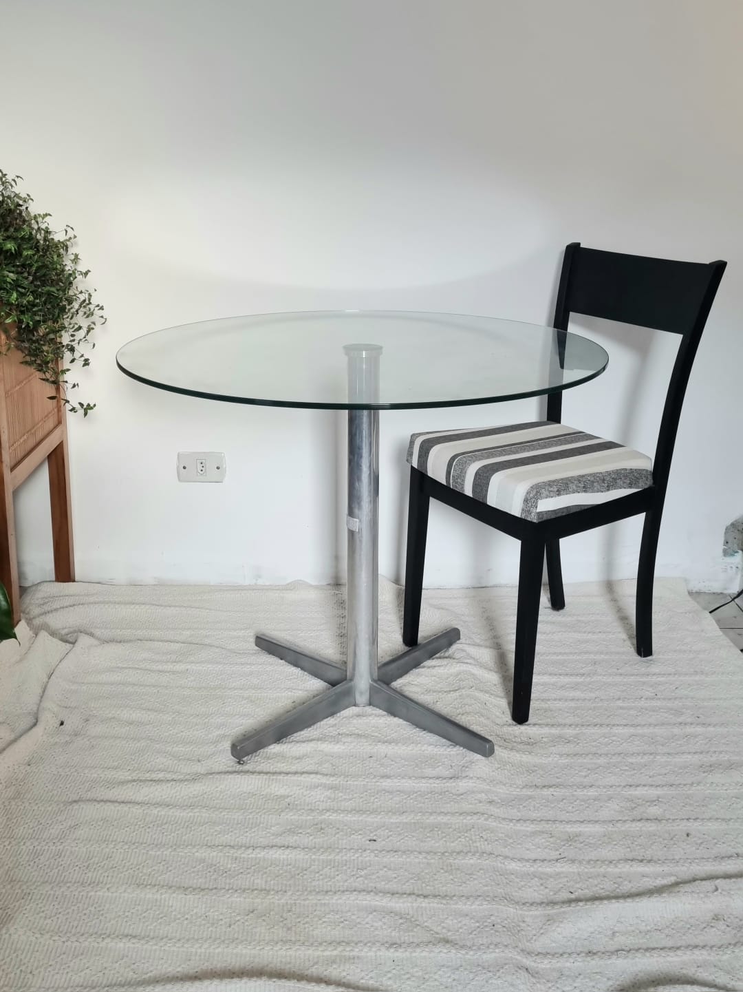 Mesa de Jantar redonda com tampo em Vidro e base em metal