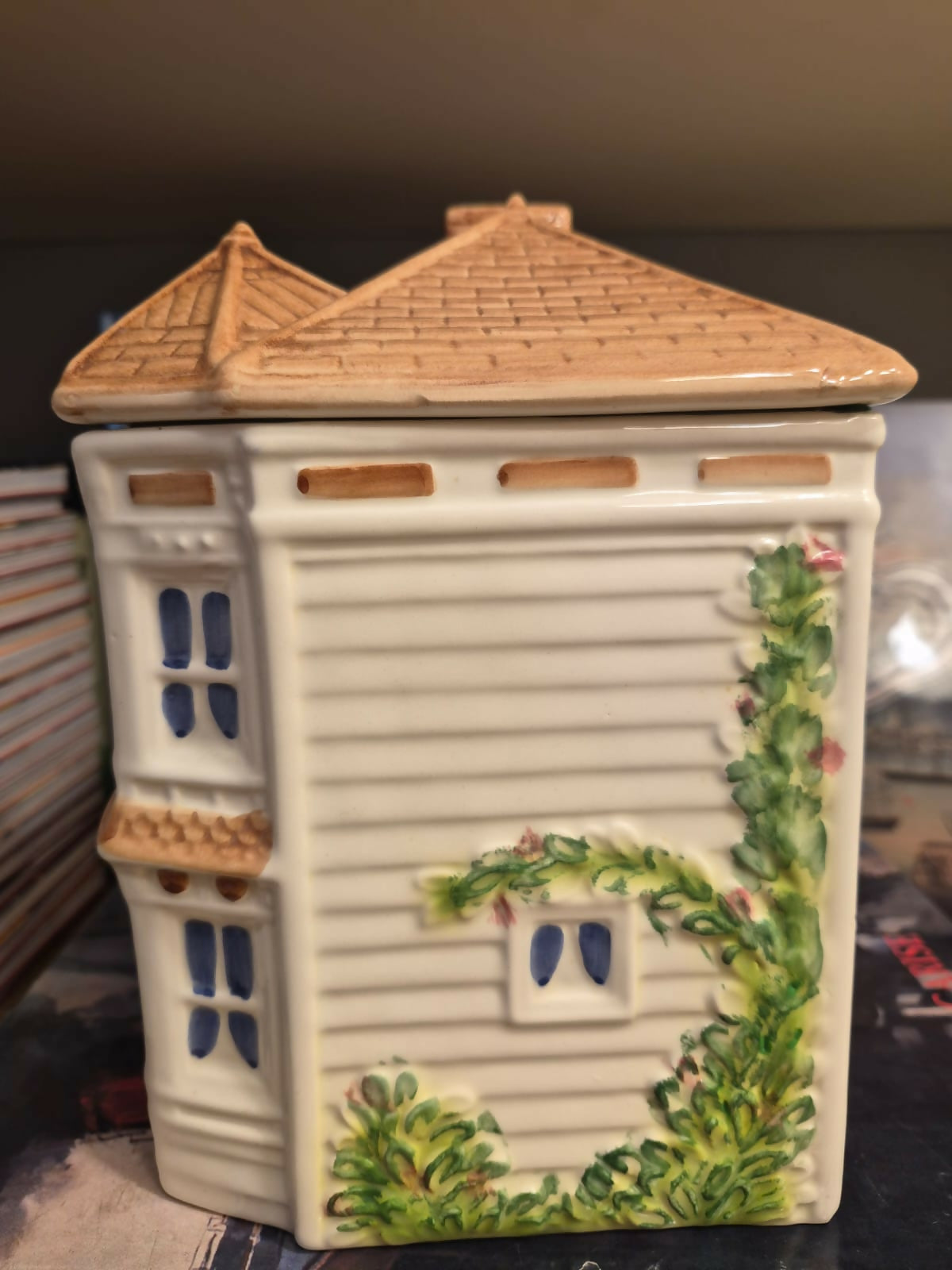 Bicoiteira em cerâmica Weiss, anos 80, em formato de casinha para a coleção Avon Townhouse. Modelo Grande. Linda!