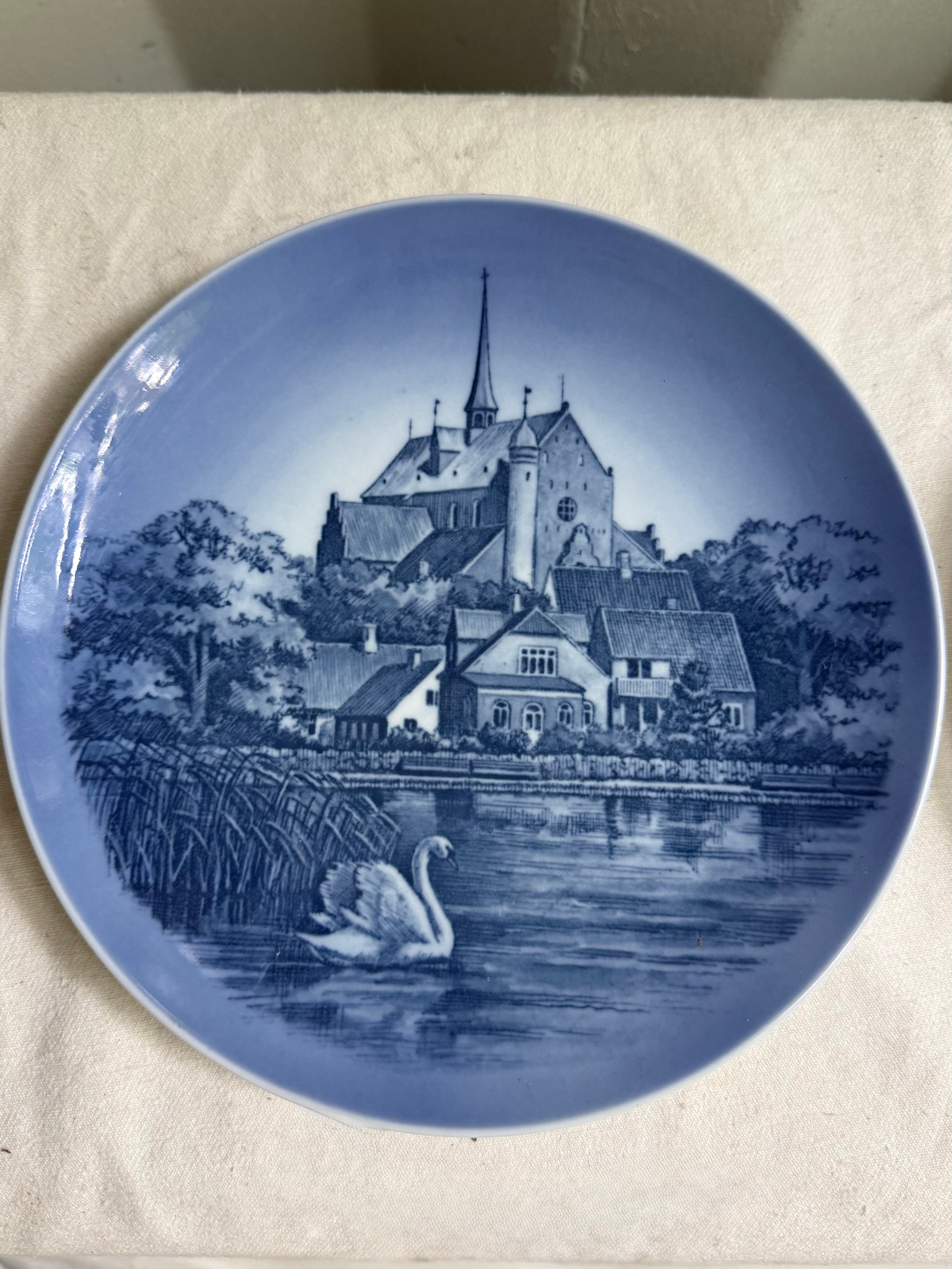 Par de Pratos Decorativos Royal Copenhagen | Dinamarca em tons azul e branco 