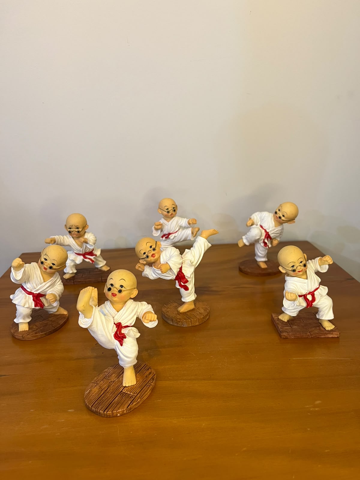 Conjunto com 7 mini esculturas de monges artistas marciais | 10 cm