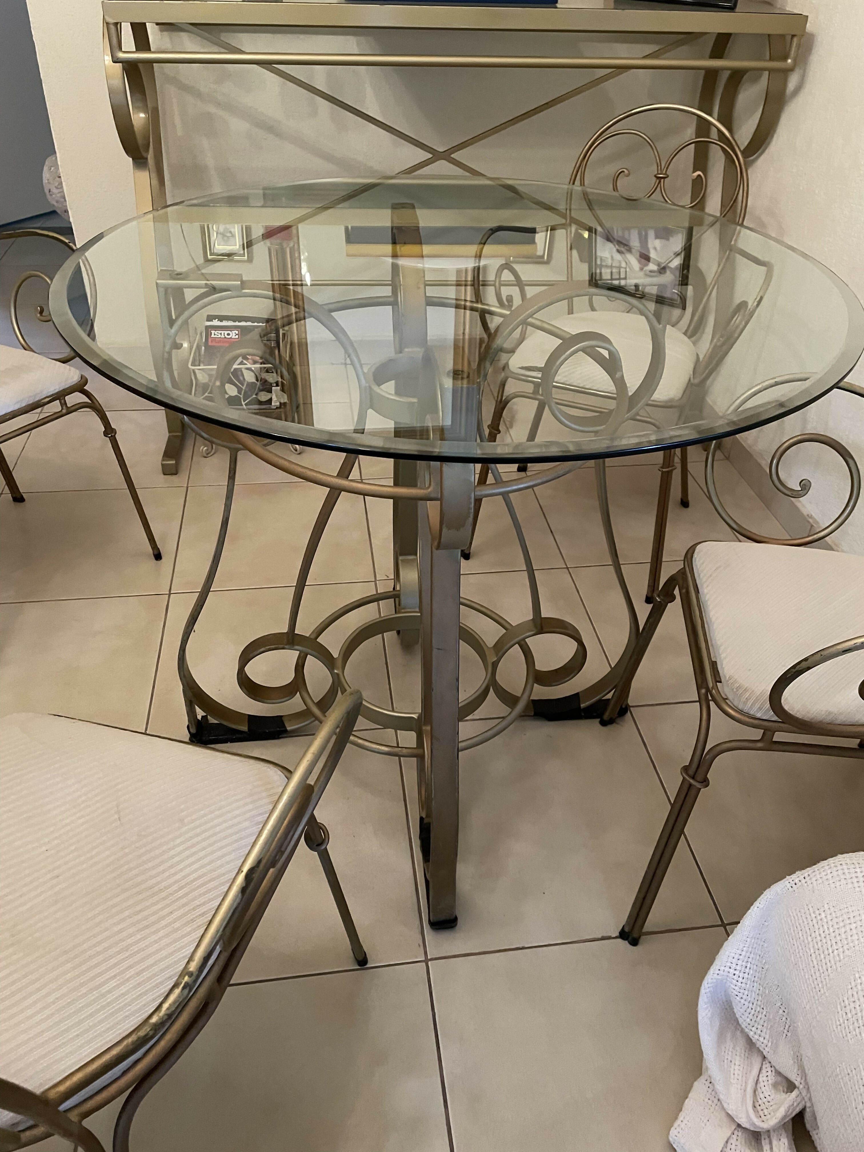 Mesa de ferro com tampo de vidro com quatro cadeiras