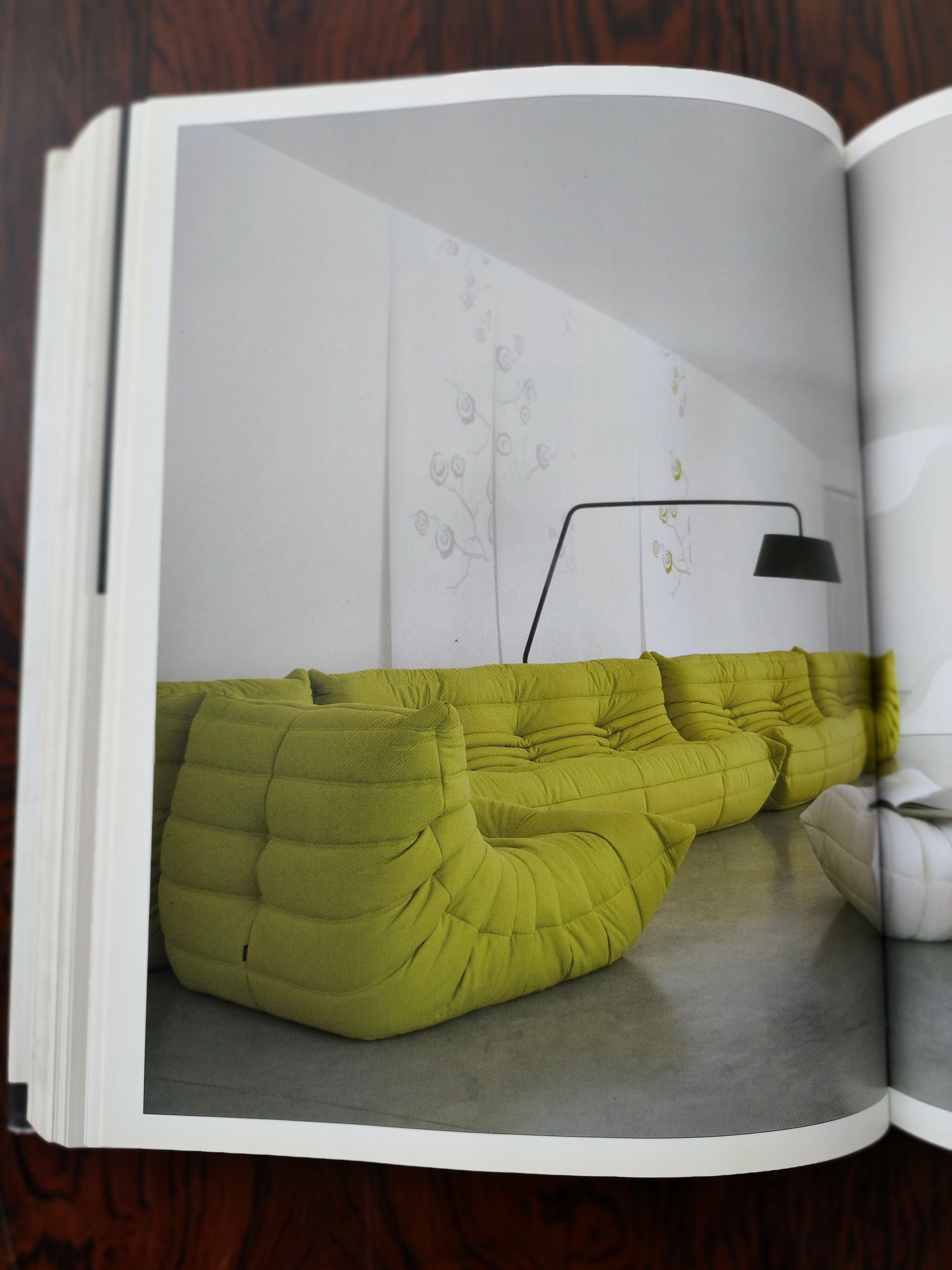 Livro "Mobiliário Moderno - 150 anos de Design"..