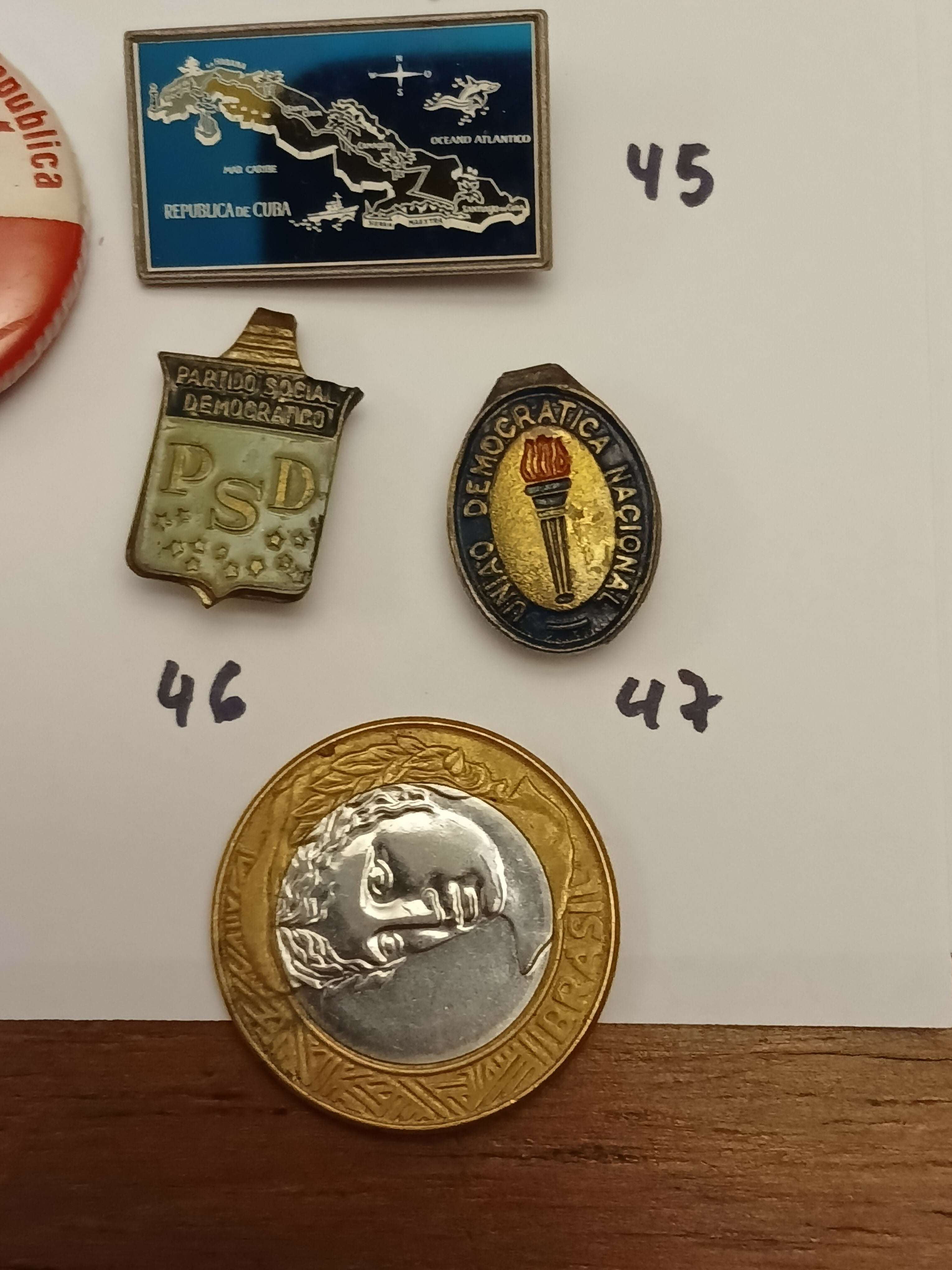 Coleção de 48 pins e broches antigos