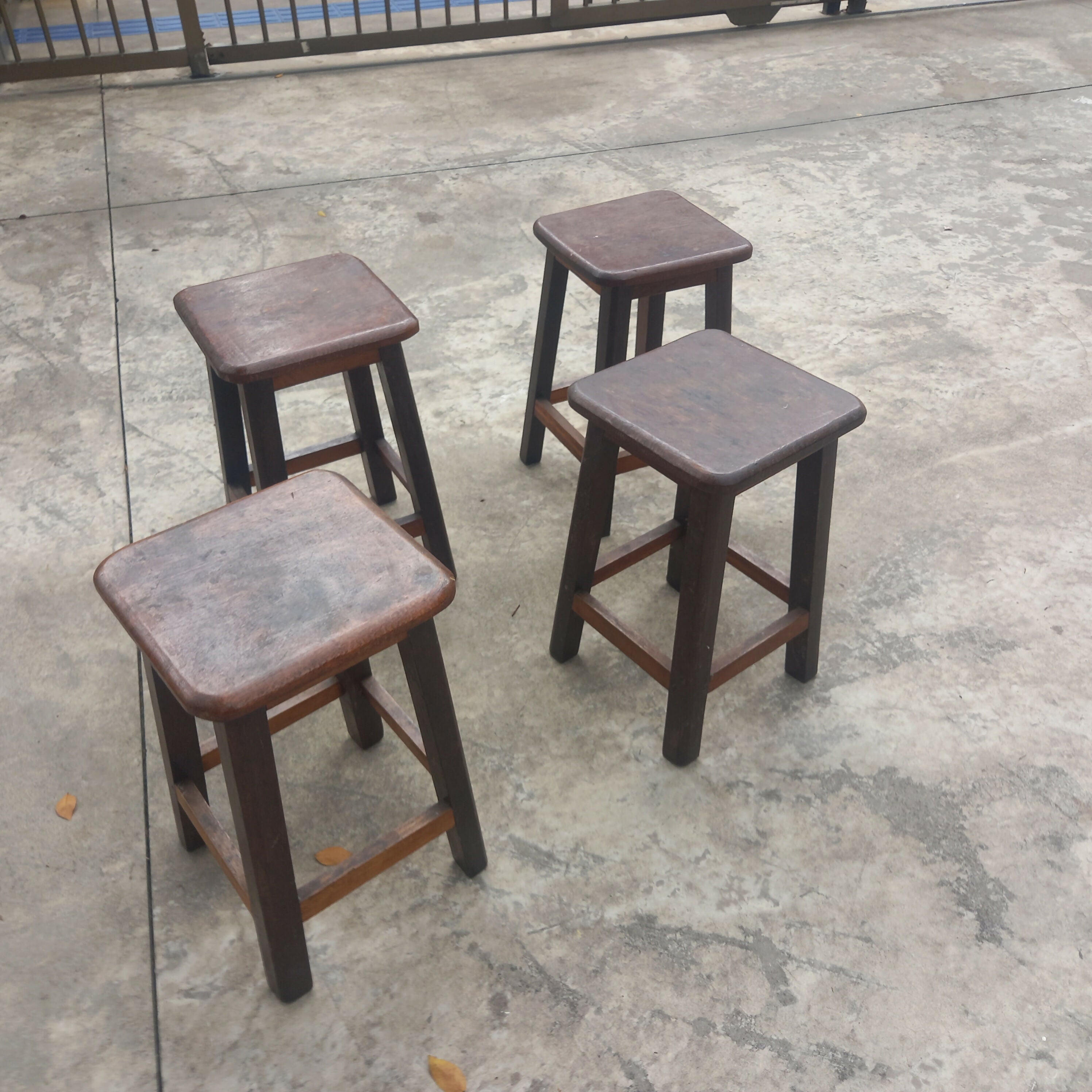 Antigos banquinhos quadrados em madeira