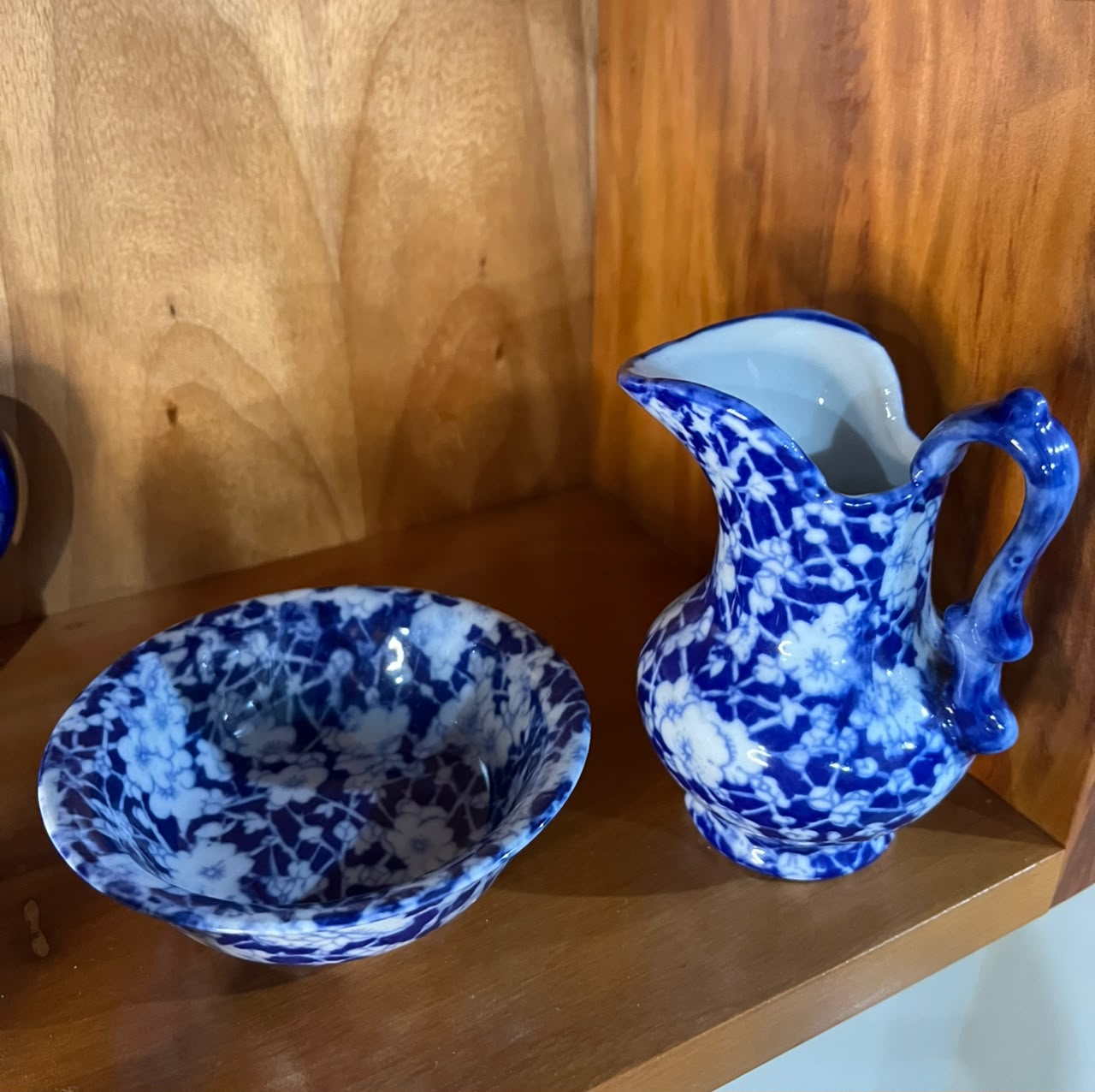 Mini jarra com bacia em porcelana azul e branca — decoração floral
