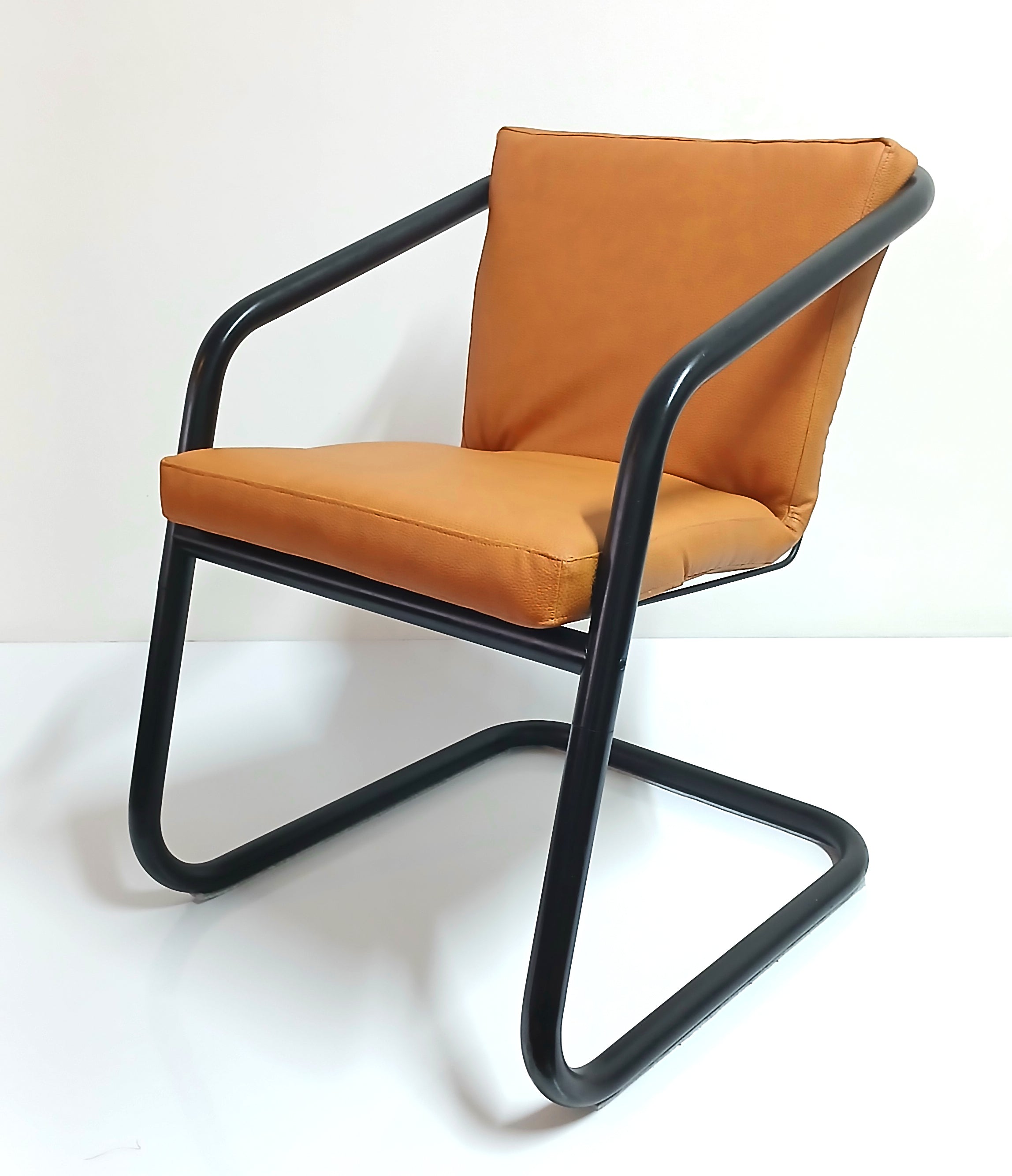 Poltrona Kopenhagen em couro mostarda [Atribuição Geraldo de Barros] — Hobjeto, c. 1970